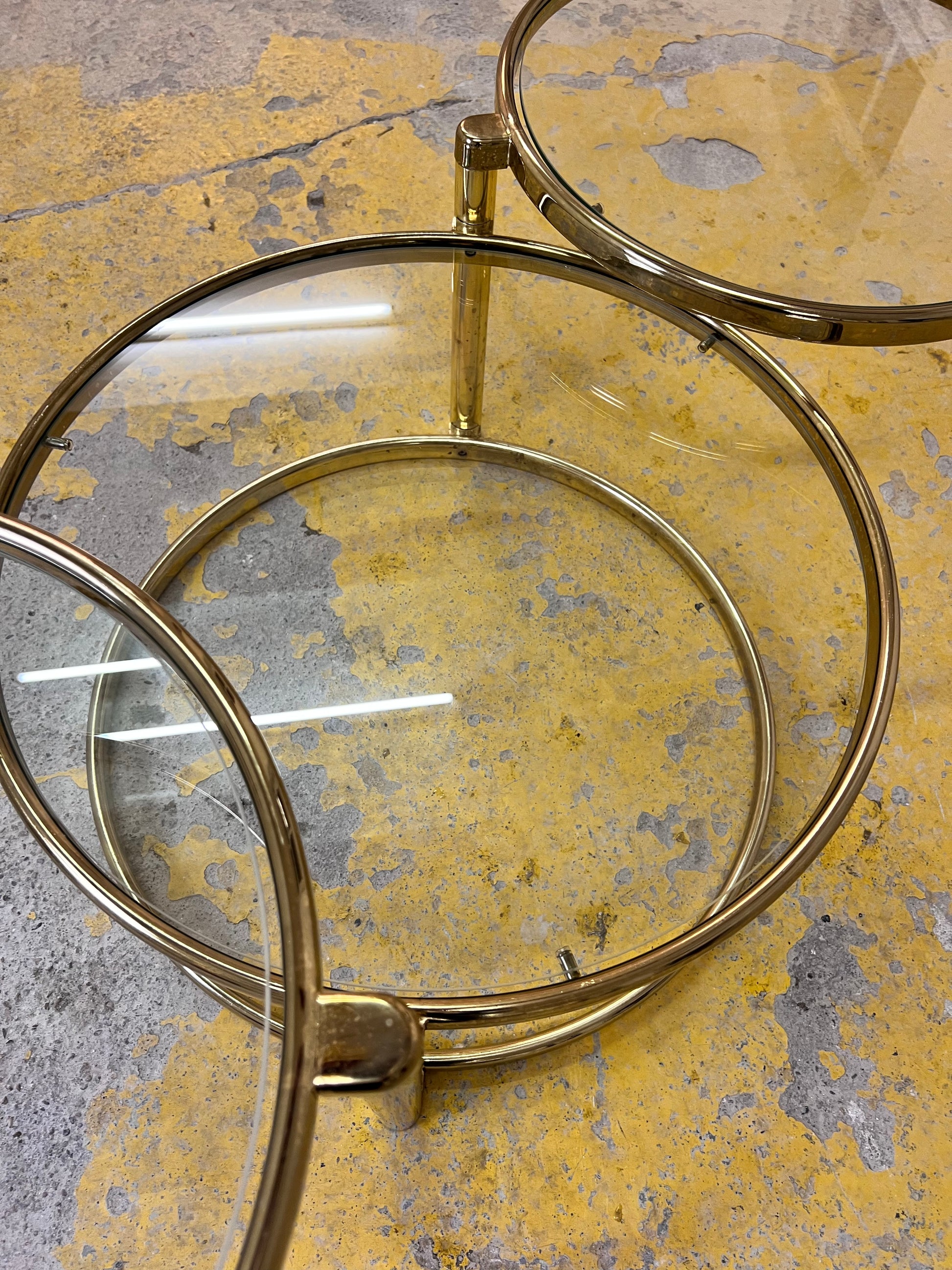 Runder Couchtisch Messing Glas mit drehbaren Tischplatten