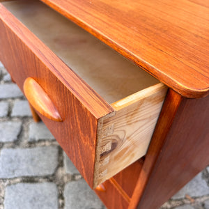 Kleine Kommode mit Muschelgriffen & Schloss aus Dänemark