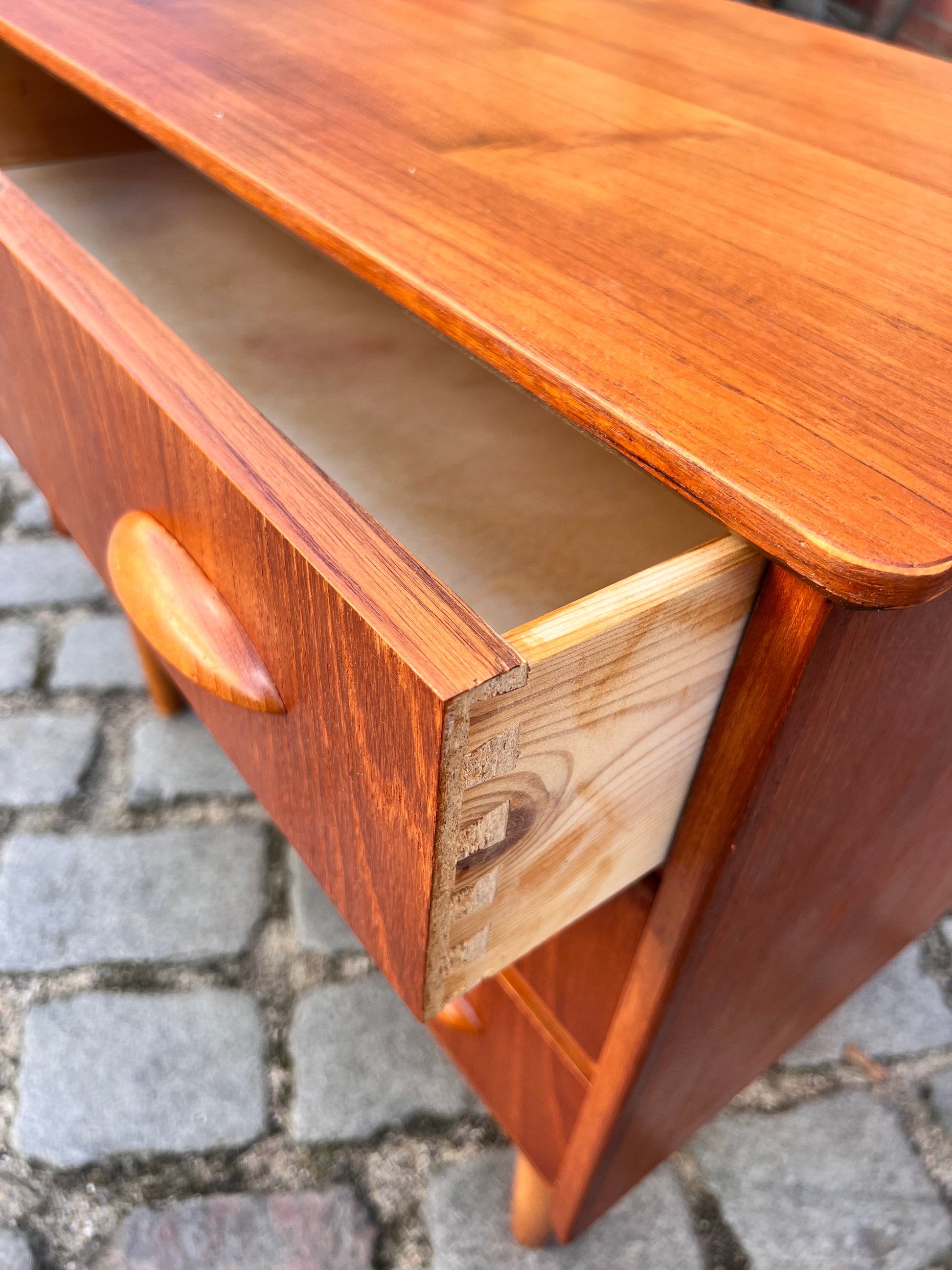 Kleine Kommode mit Muschelgriffen & Schloss aus Dänemark