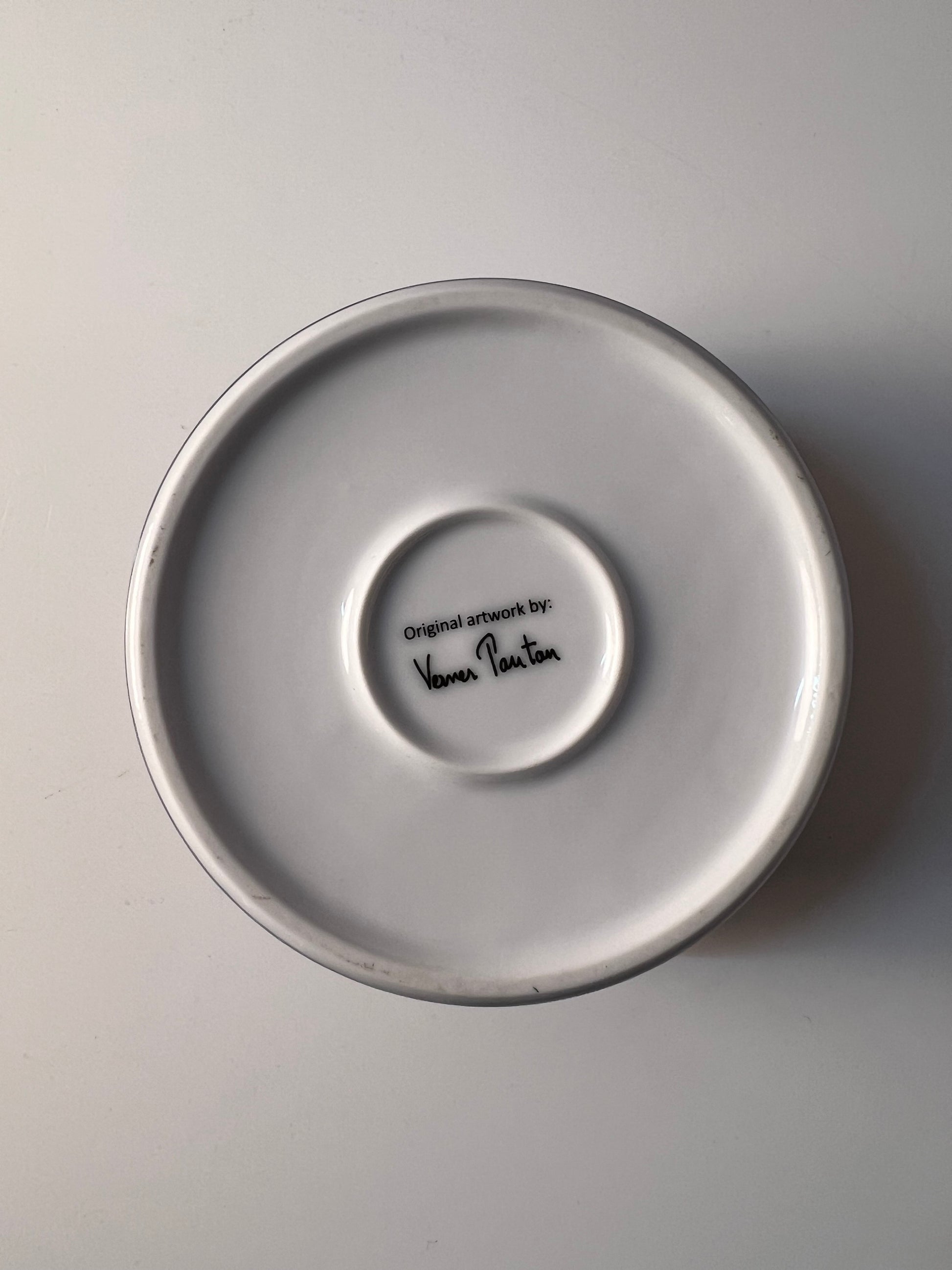 Dose dunkelblau weiß mit "Geometry 1" Print von Verner Panton für Menu