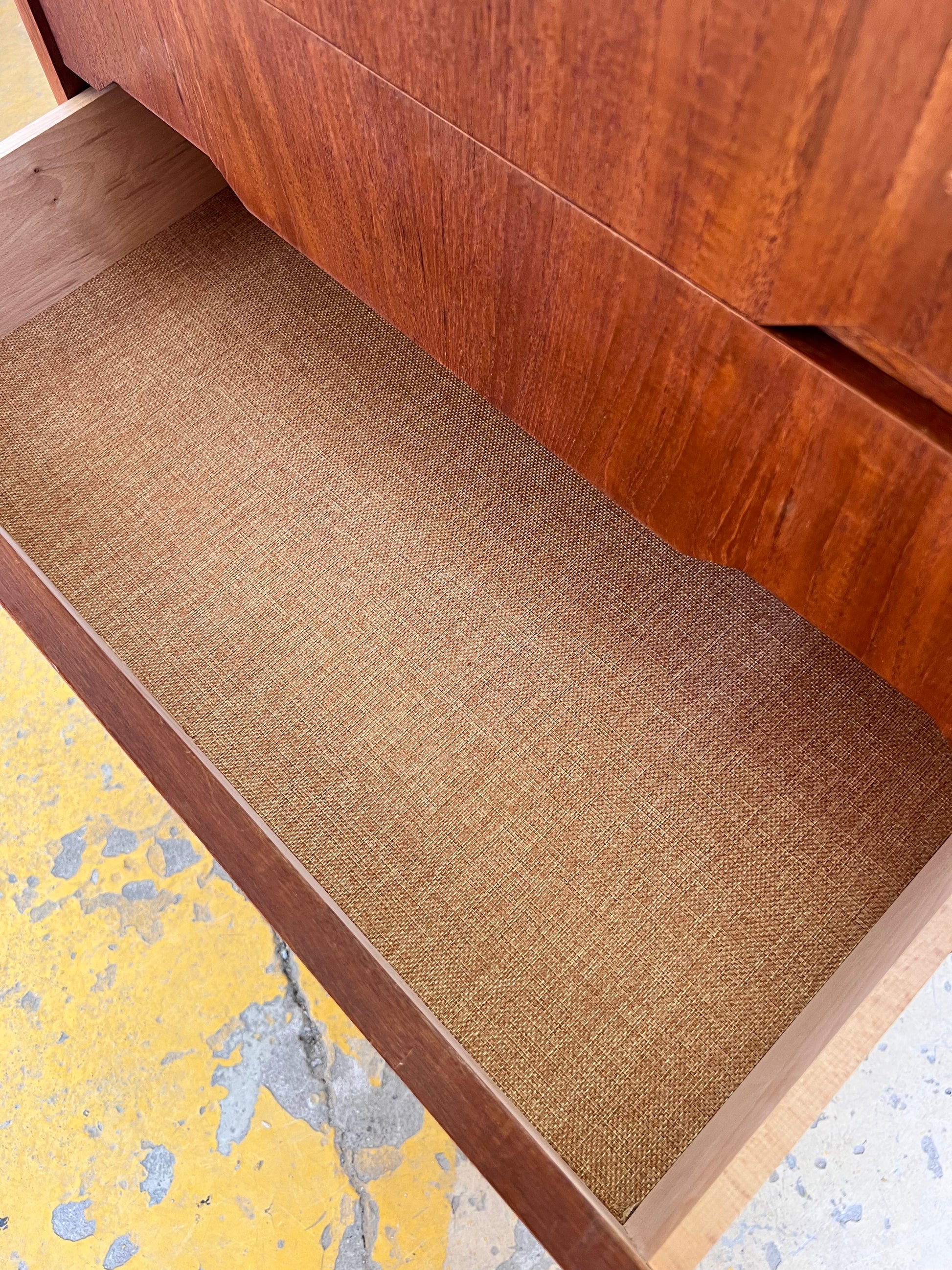 Kommode Teak mit eingelassenen Griffen aus Dänemark