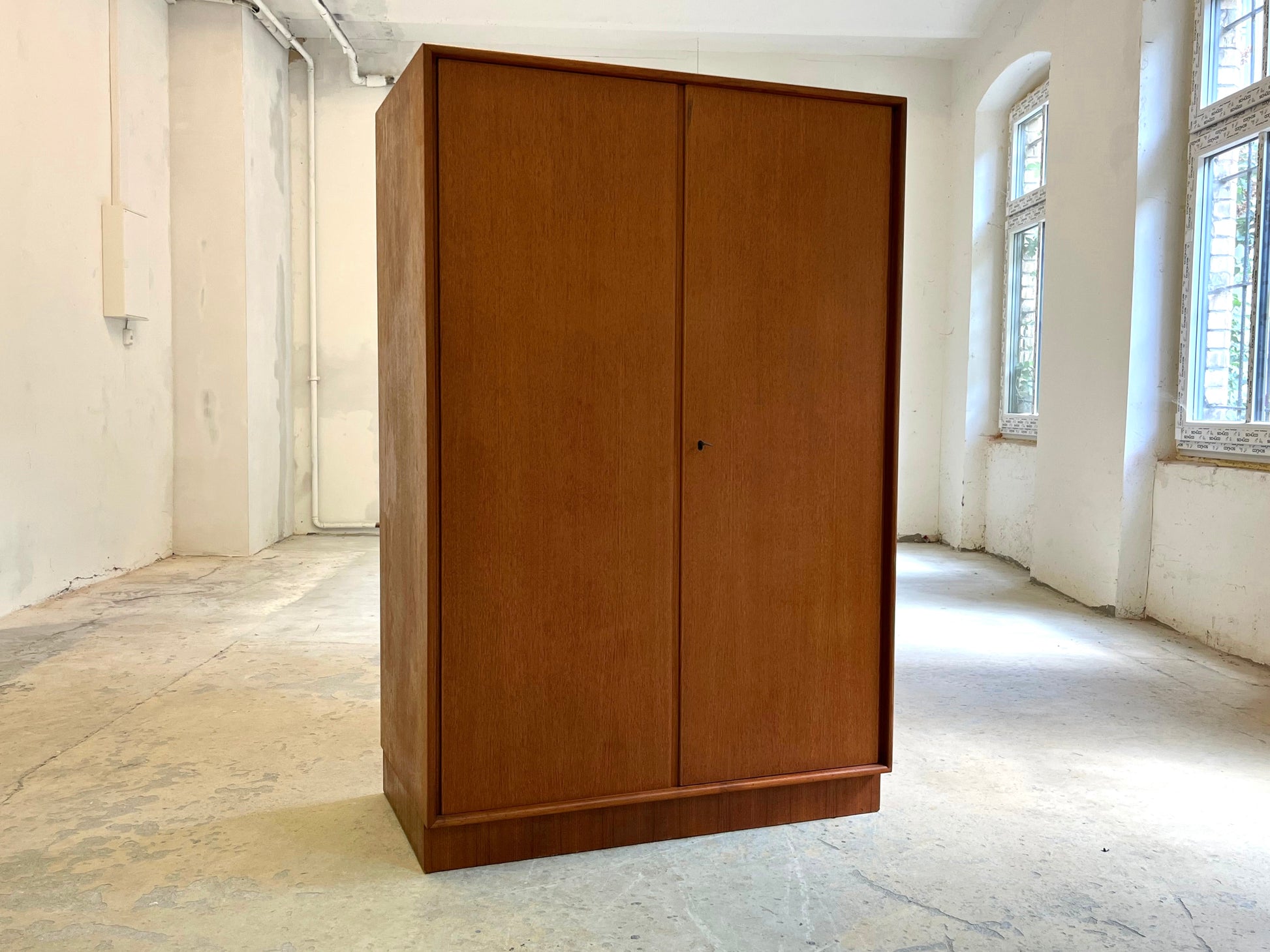 Großer Kleiderschrank Teak von rt Möbel