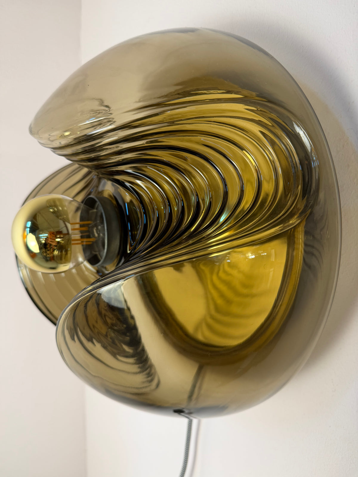 Große Wandlampe Futura Rauchglas Messing von Koch & Lowy für Peill & Putzler