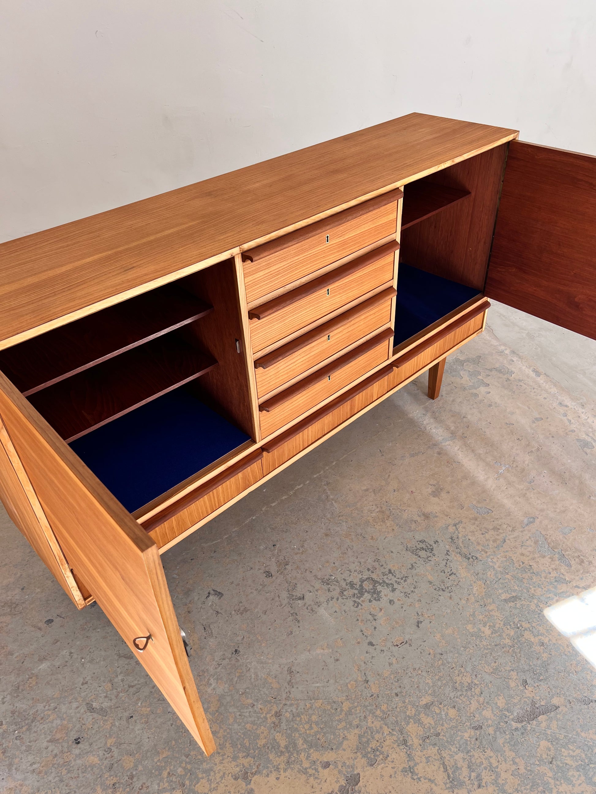 Sideboard Esche mit Schranktüren und Schubladen