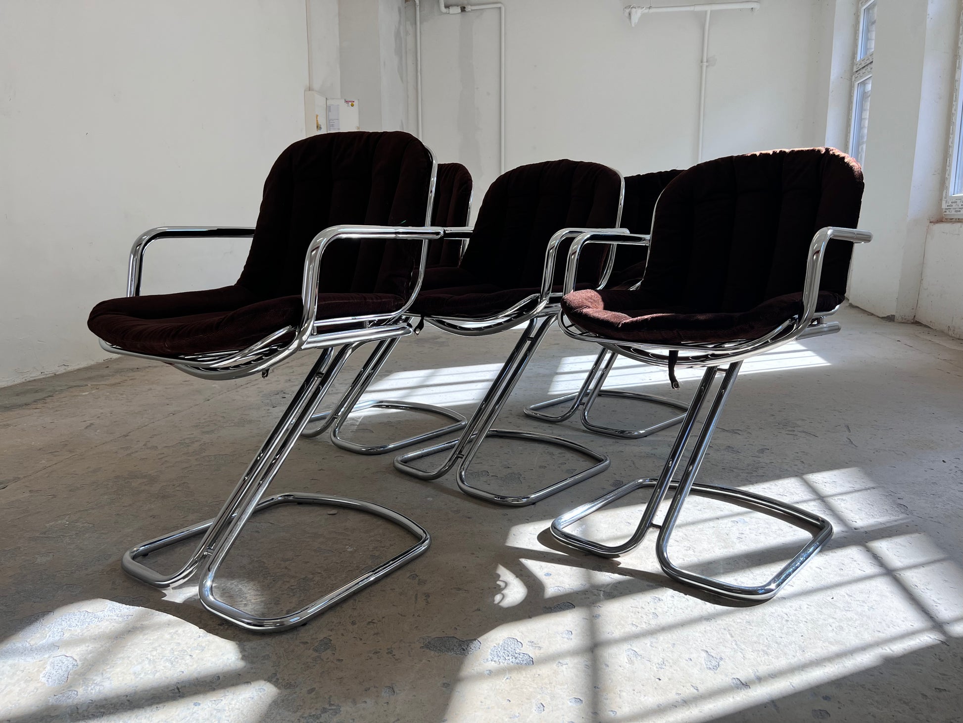 Freischwinger Chrom mit braunem Sitzkissen von Gastone Rinaldi für Rima