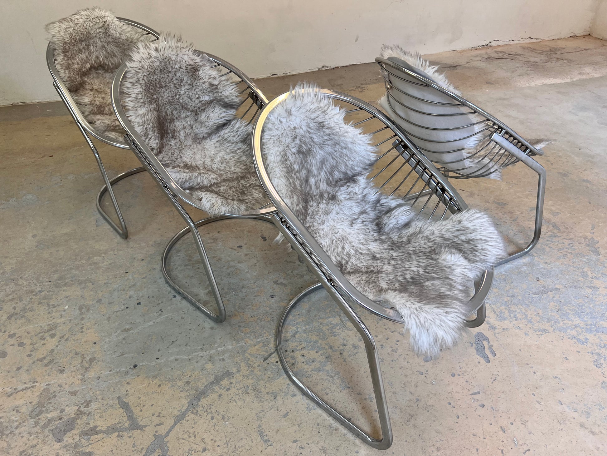 Freischwinger Modell Egg Chair mit Fell von Gastone Rinaldi