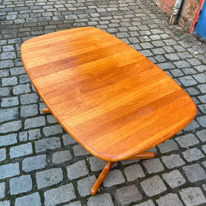 Ausziehbarer Esstisch Teak mit integriertem Fach für Platten