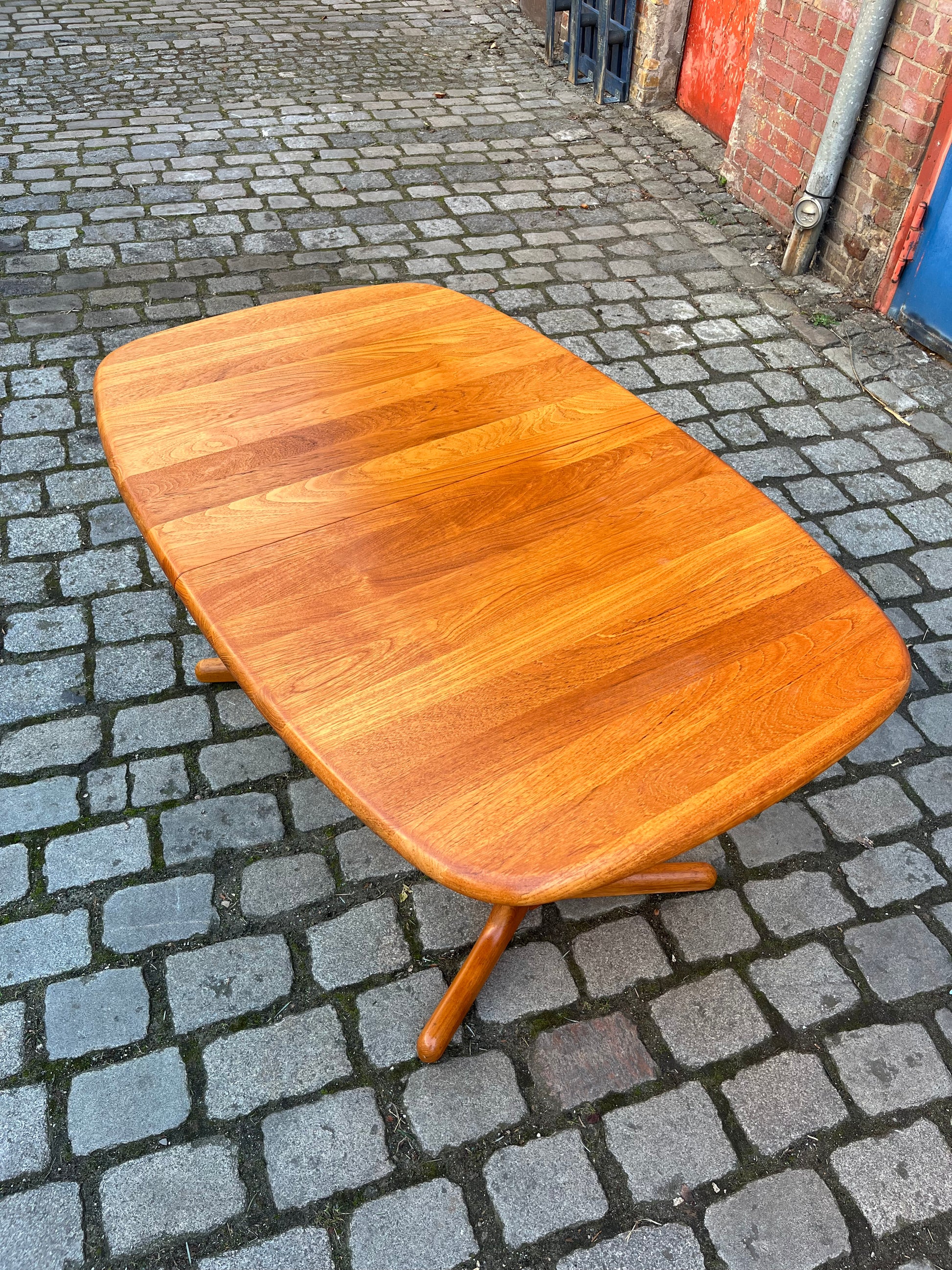 Ausziehbarer Esstisch Teak mit integriertem Fach für Platten
