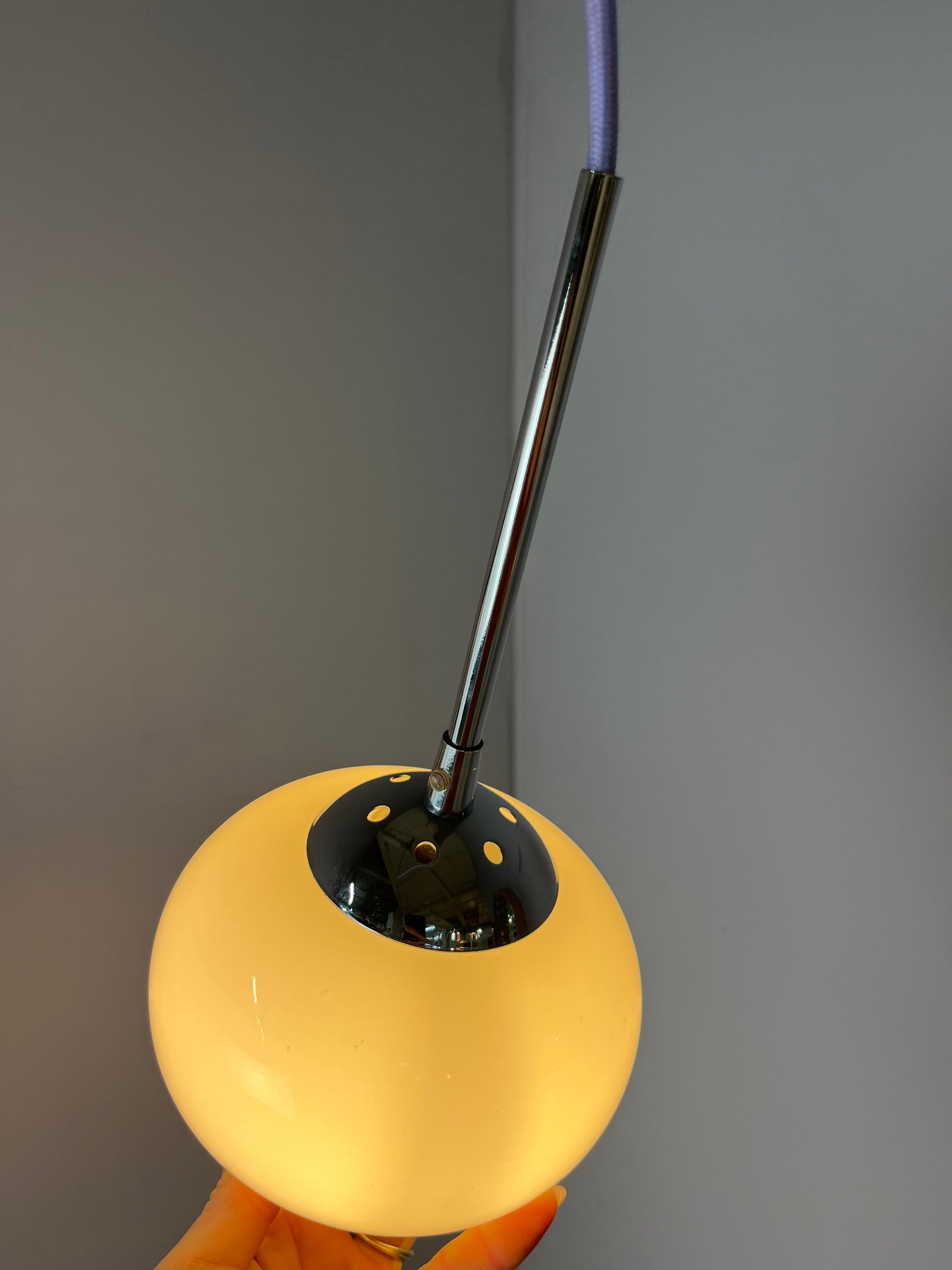 Hängelampe weiß Glas Chrom mit Stab