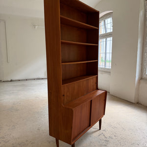 Bücherregal Teak mit Schiebetüren aus Dänemark