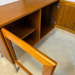 Kleiner Schrank mit Vitrine und Tür rechts von Dyrlund