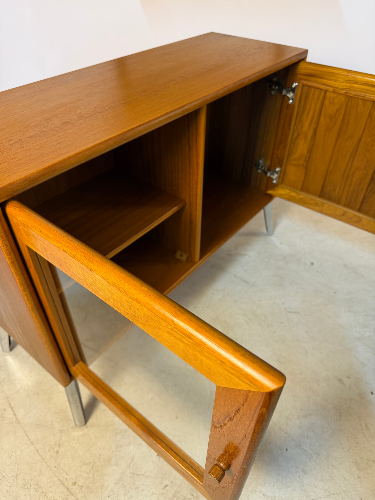 Kleiner Schrank mit Vitrine und Tür rechts von Dyrlund