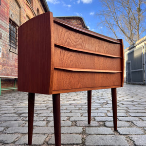Kleine Kommode / Nachtschrank Teak mit durchgehenden Griffen aus Dänemark