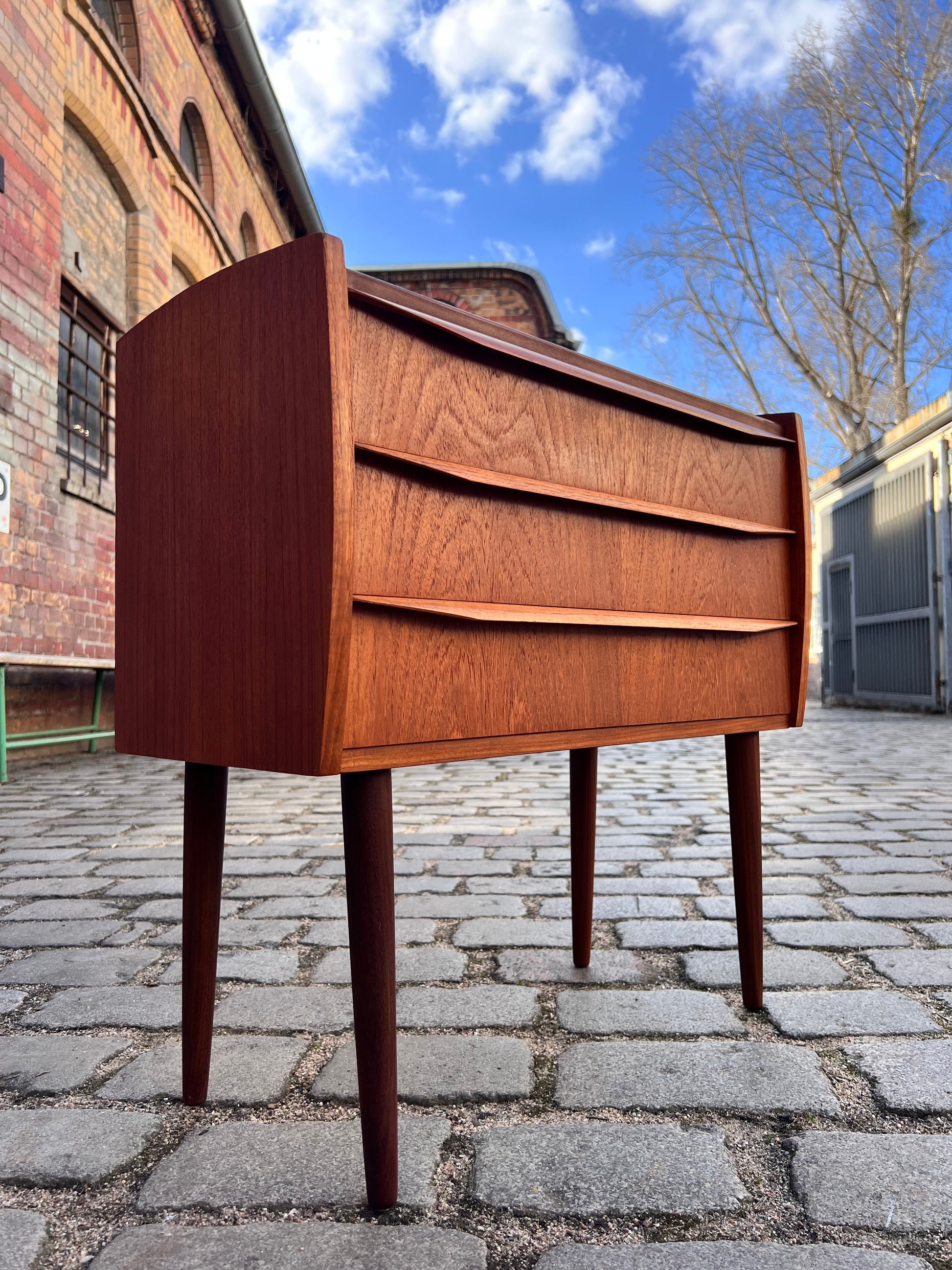 Kleine Kommode / Nachtschrank Teak mit durchgehenden Griffen aus Dänemark