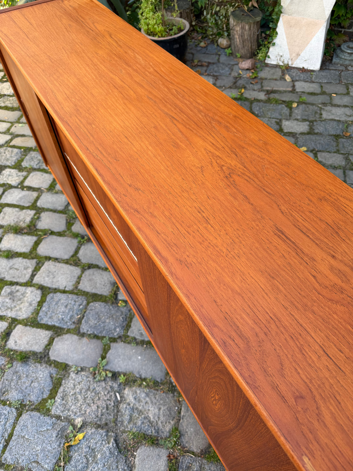 Highboard Teak mit Klappfach & Schiebetüren auf Dänemark