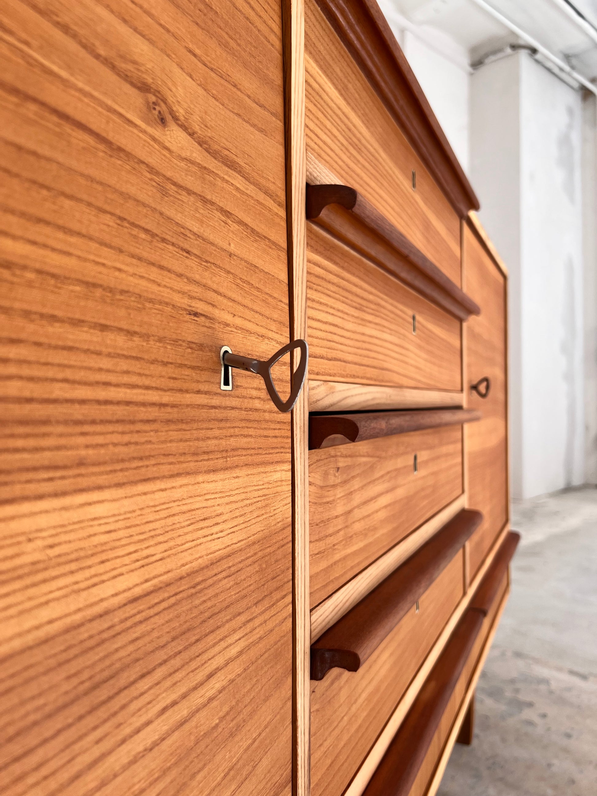 Sideboard Esche mit Schranktüren und Schubladen