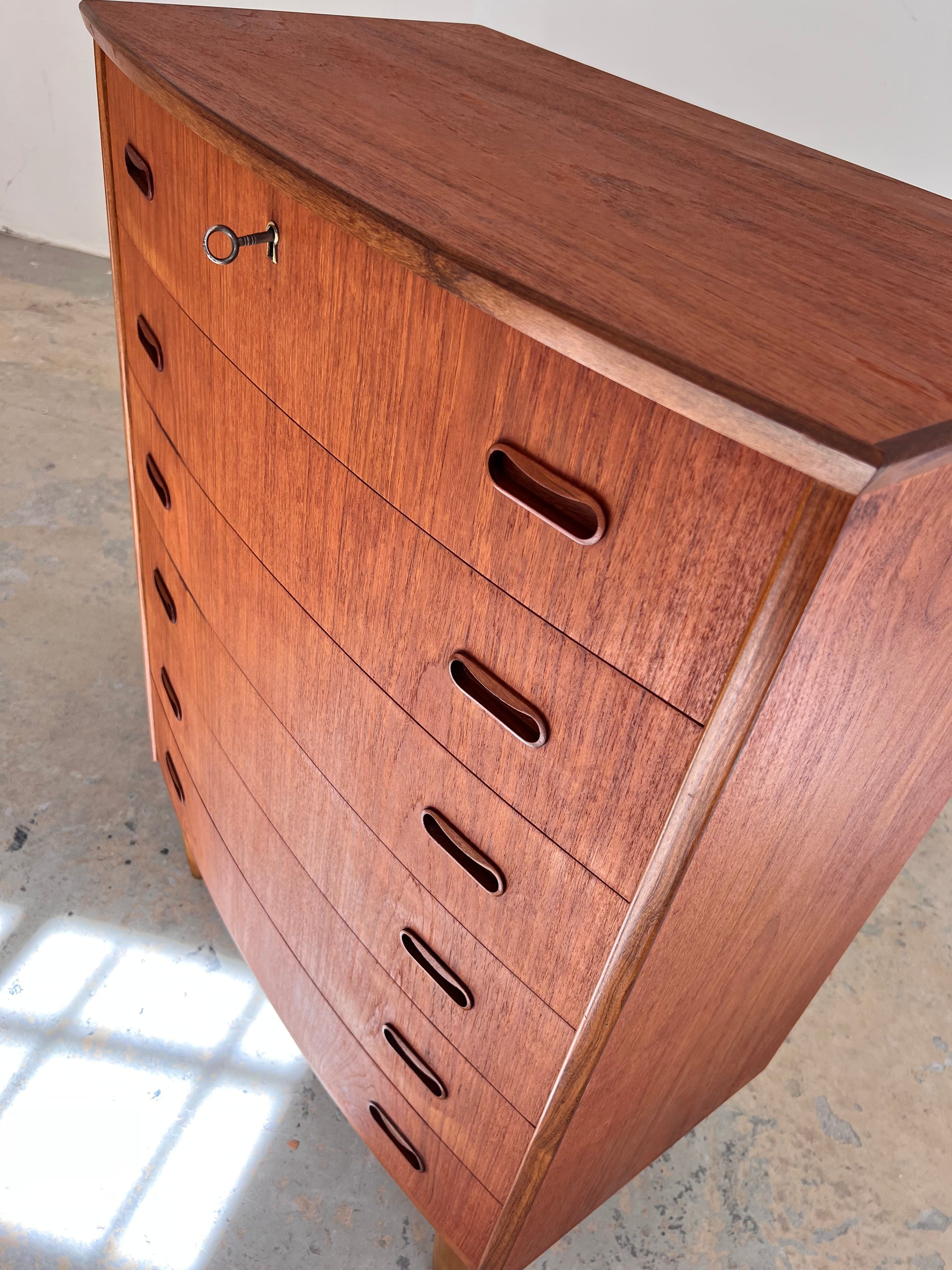 Halbrunde Kommode Teak mit Schloss aus Dänemark