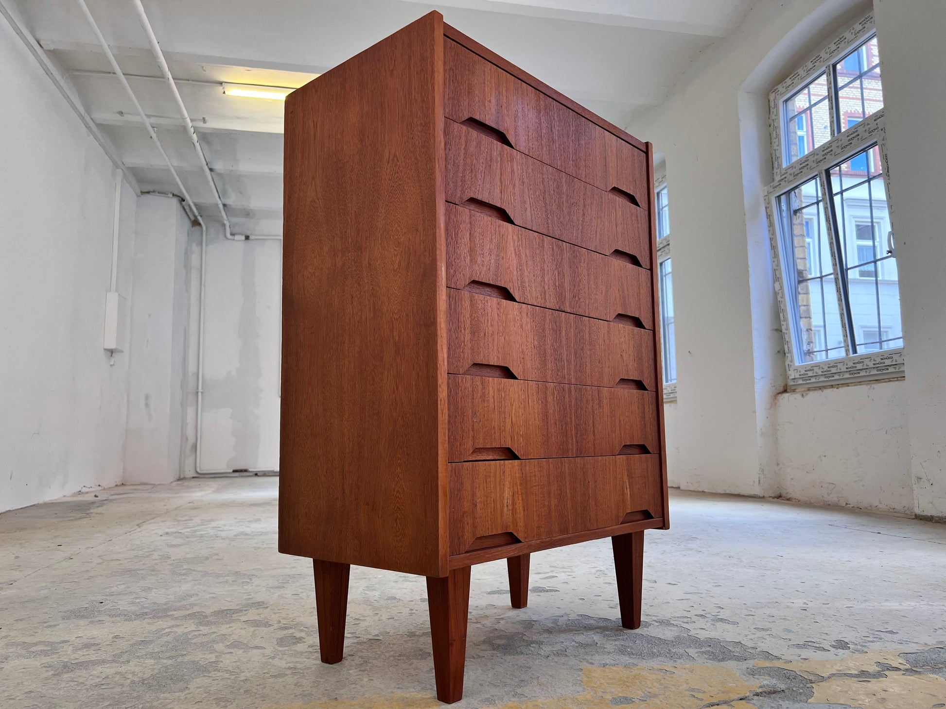 Kommode Teak mit eingelassenen Griffen aus Dänemark