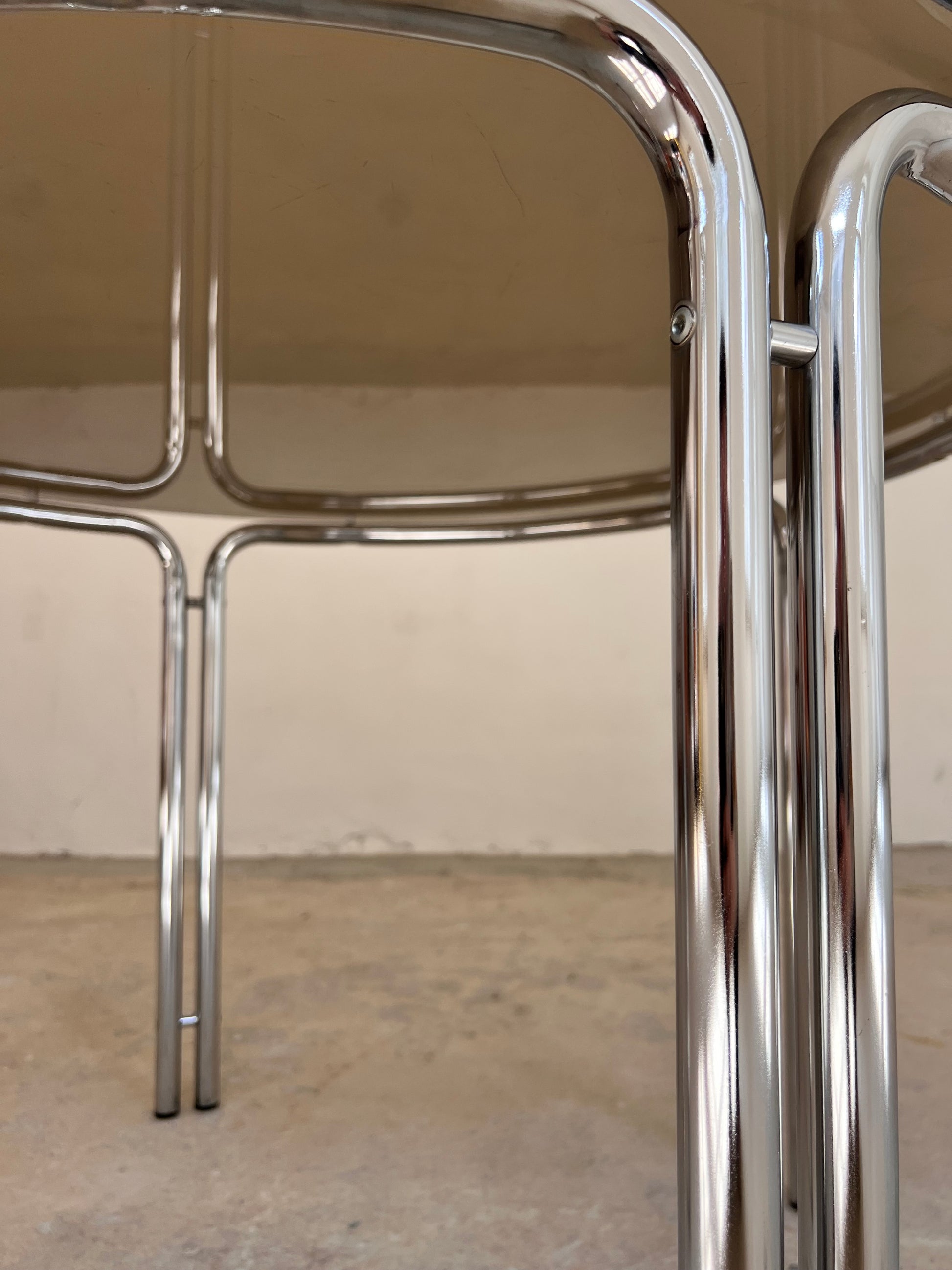 Runder Esstisch Chrom & getöntes Glas