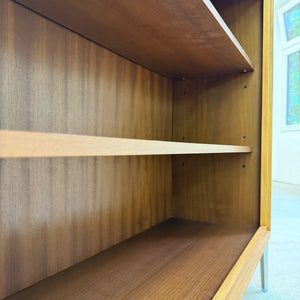 Bücherregal Nussbaum mit neuen Chromfüßen von WK Möbel