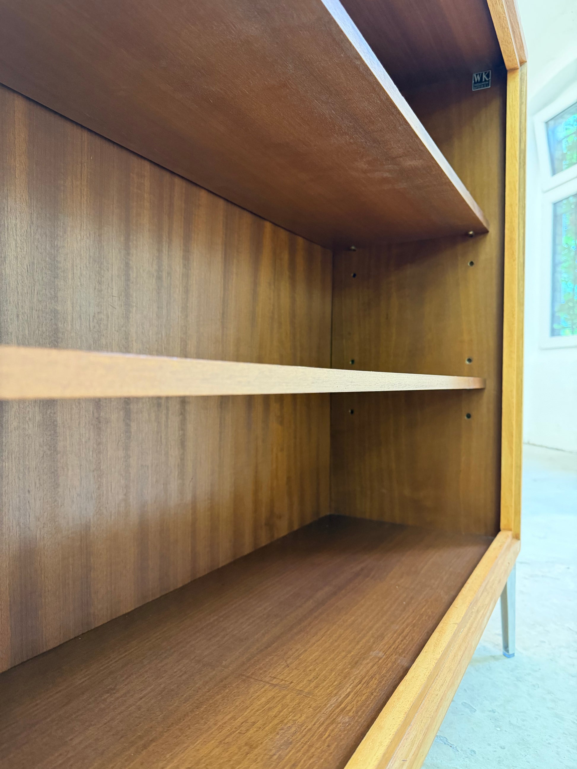 Bücherregal Nussbaum mit neuen Chromfüßen von WK Möbel