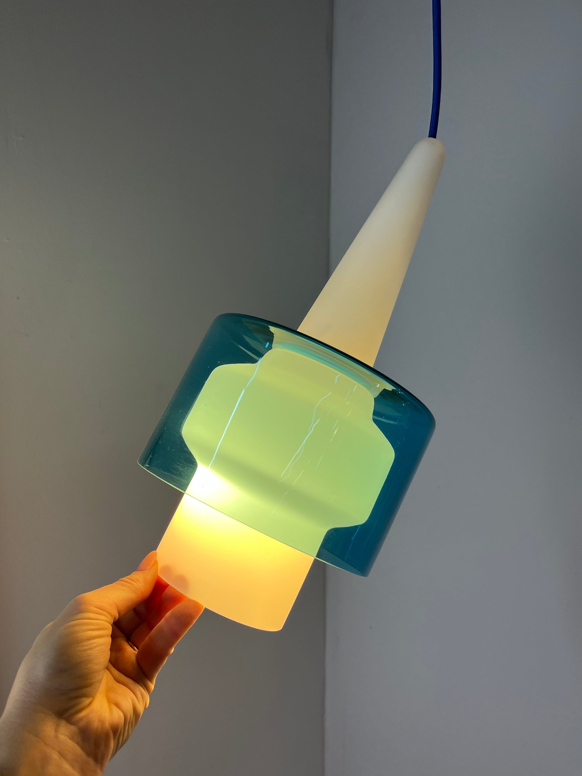 Hängelampe blau weiß Opalglas von Hyllinge Glasbruk