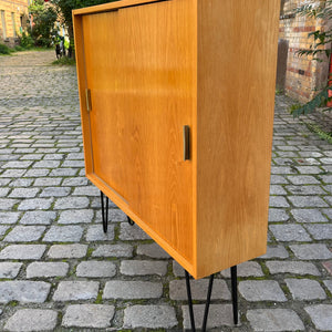 Schrank Typ 605/2 Esche auf Hairpinlegs von Hellerau