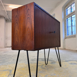 Schmale Kommode Teak auf Hairpinlegs aus Dänemark