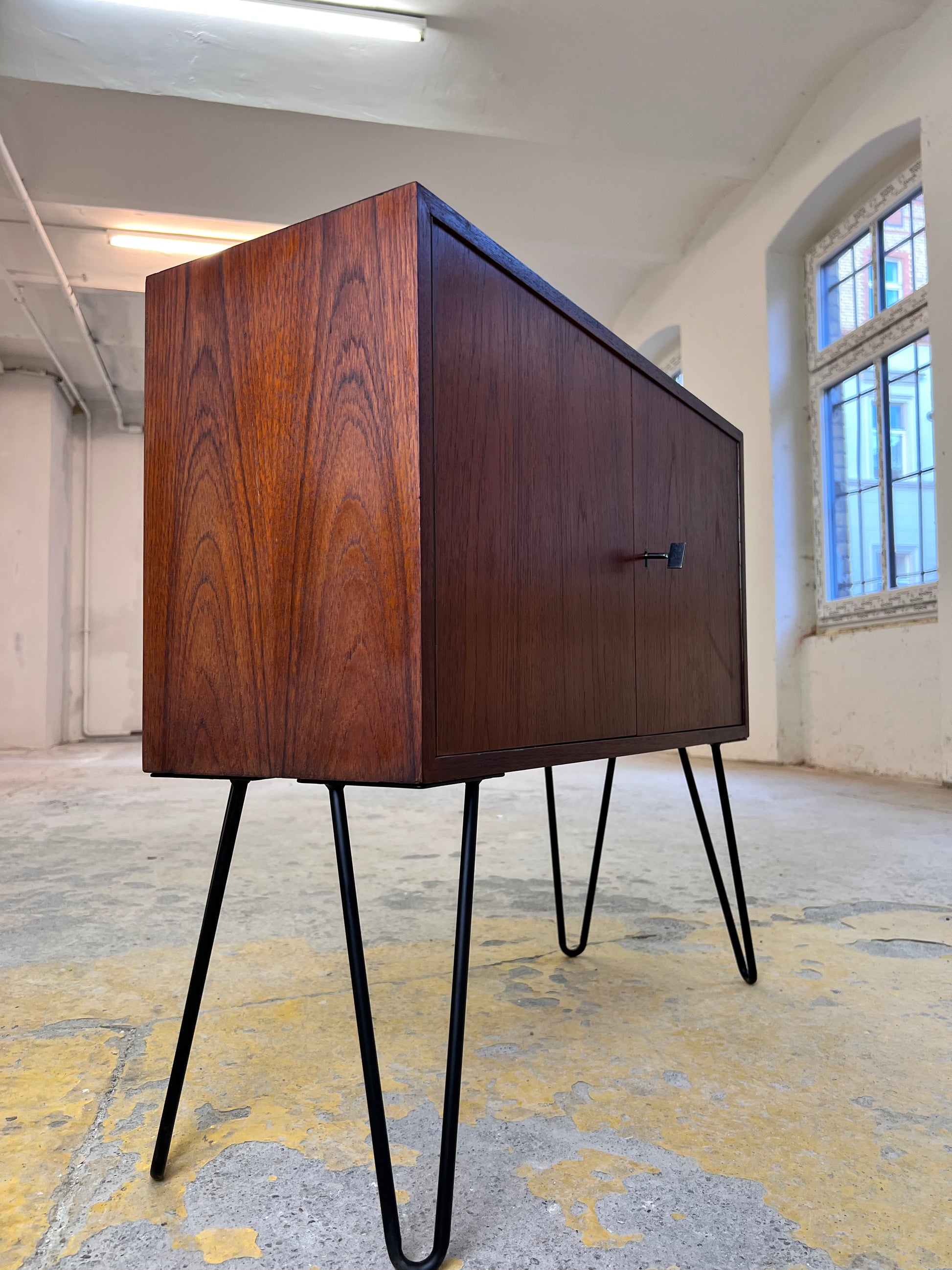 Schmale Kommode Teak auf Hairpinlegs aus Dänemark