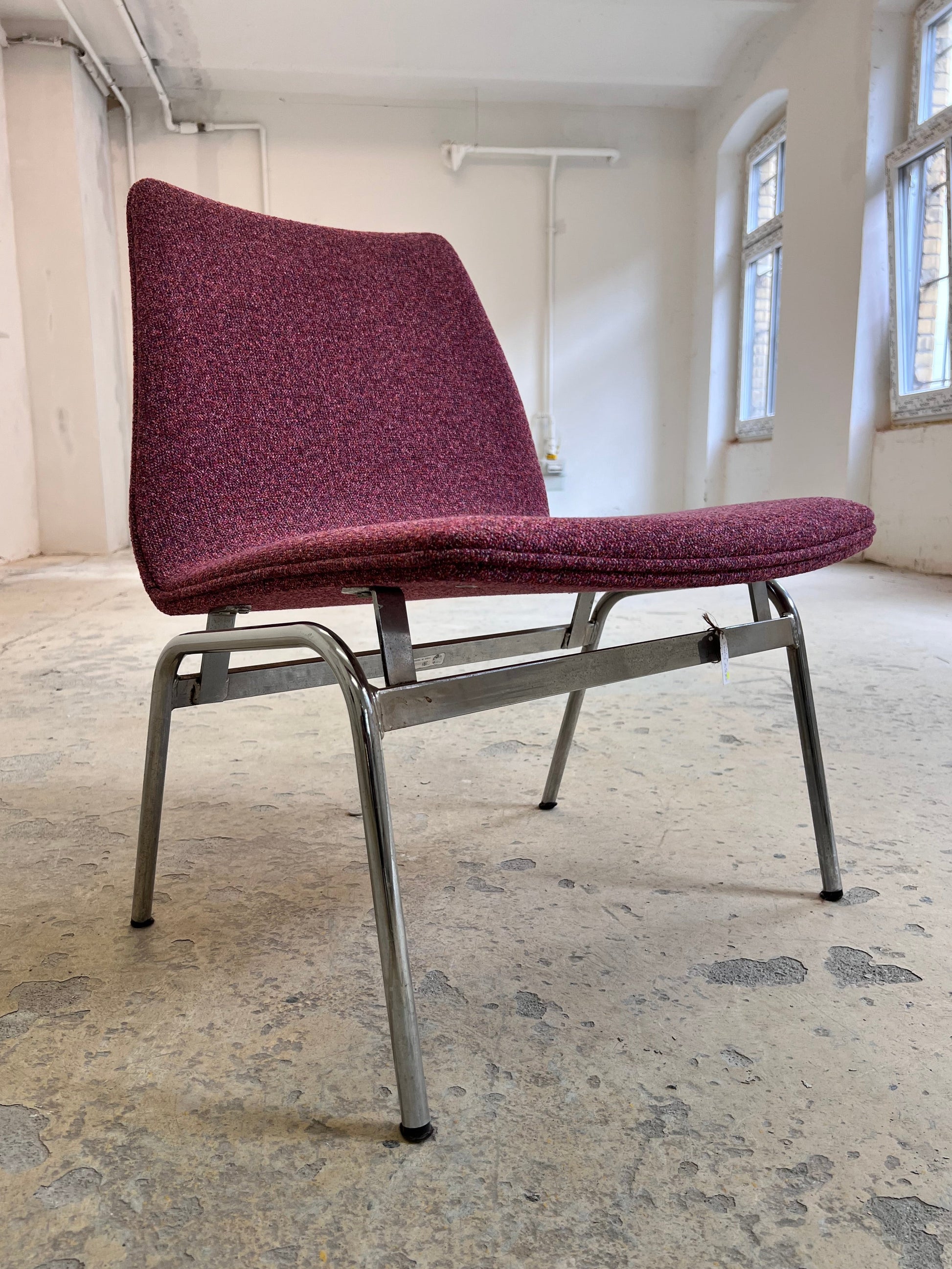 Sessel Lufthavnsstol brombeer-pink Chrom von Anden Arkitekt für Duba Møbelindustri