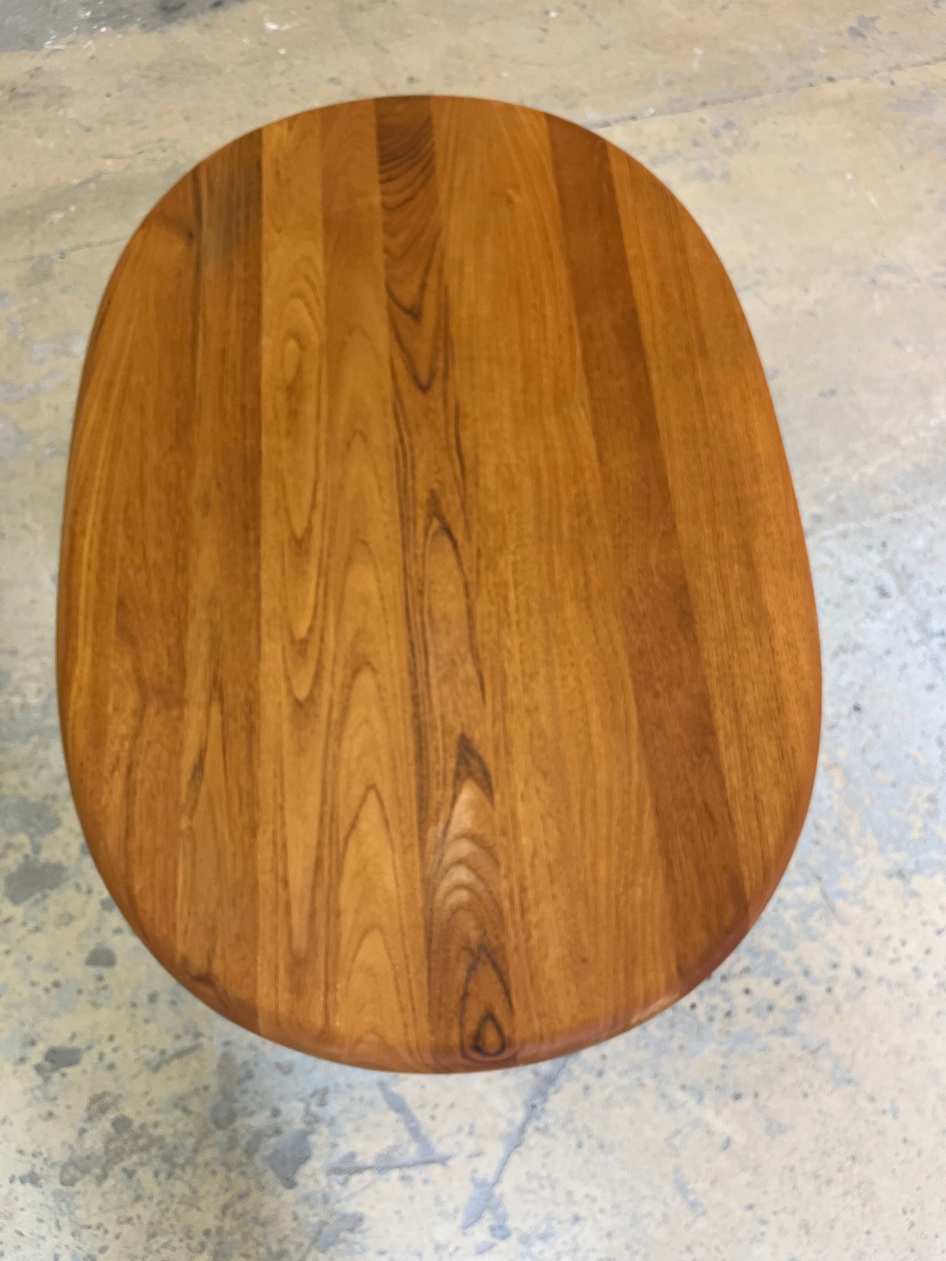 Ovaler Esstisch Teak mit neuem Tischgestell Glostrup