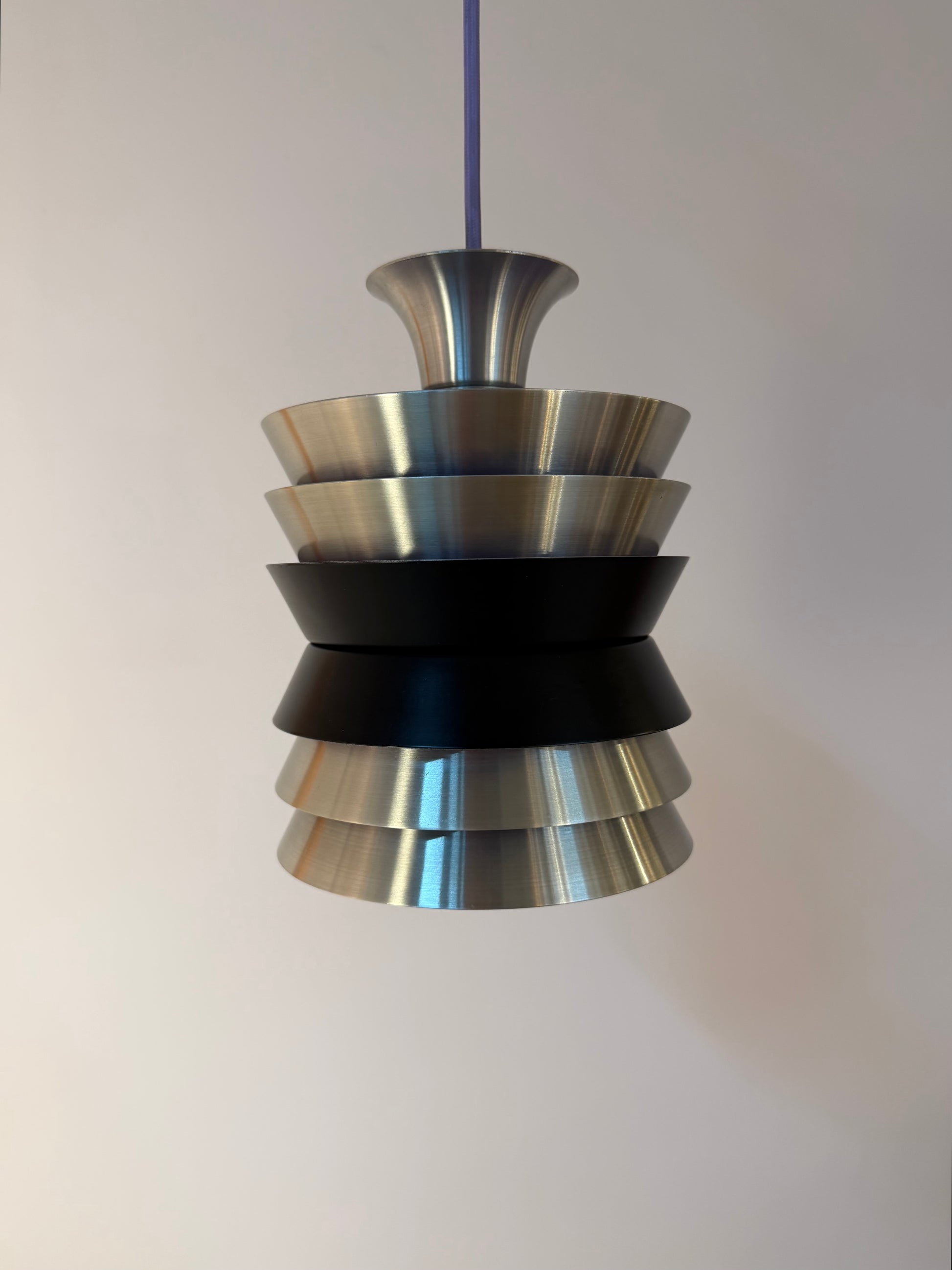 Lamellenlampe Trava silber schwarz lila von Carl Thore für Granhaga