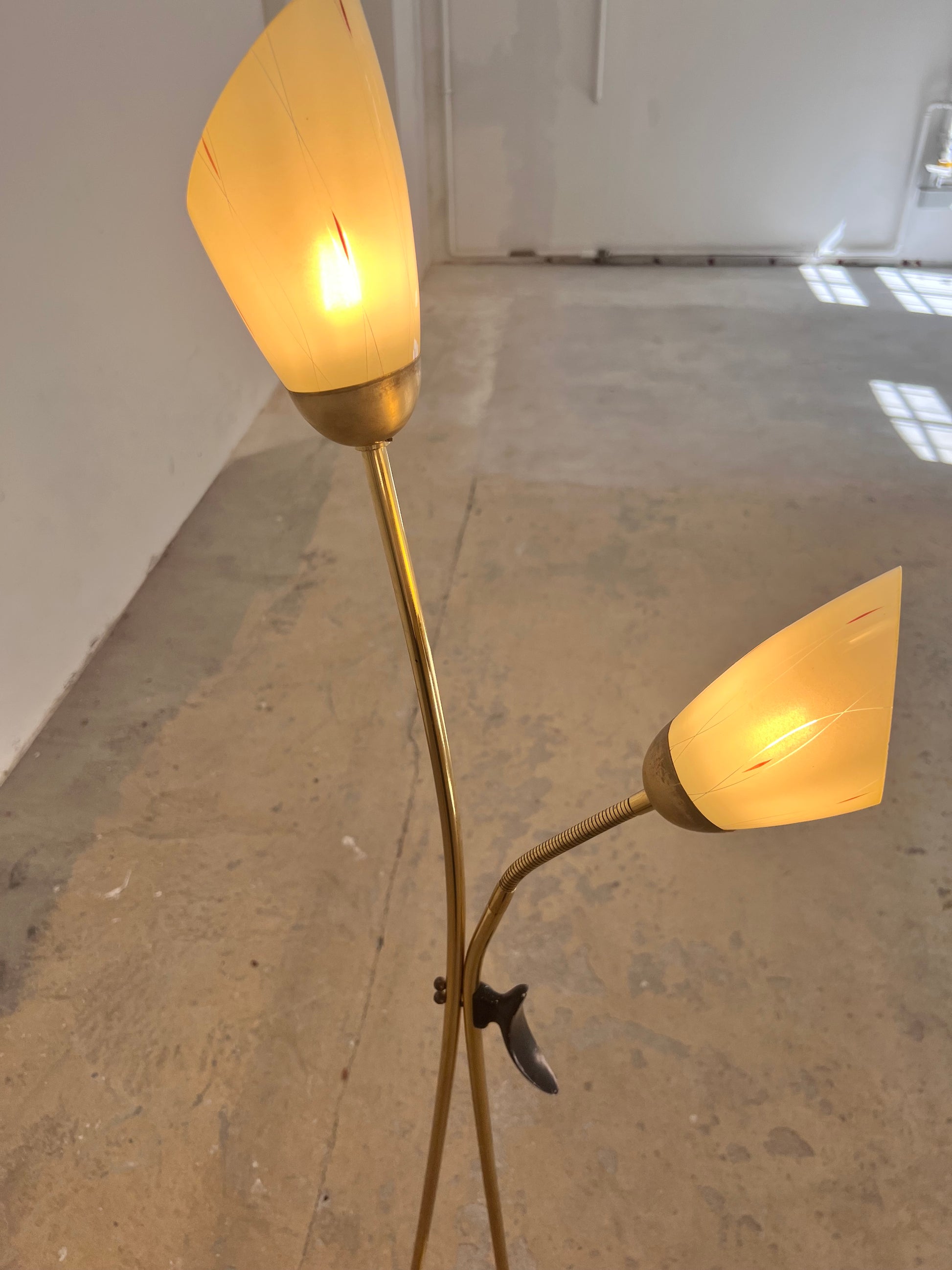 Stehlampe mit zwei Schwanenhalsarmen Messing