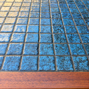 Quadratischer Beistelltisch Teak mit blauen Fliesen aus Dänemark