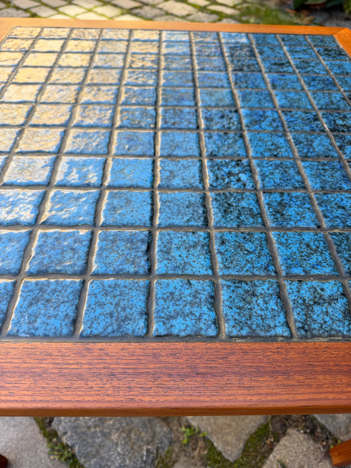 Quadratischer Beistelltisch Teak mit blauen Fliesen aus Dänemark