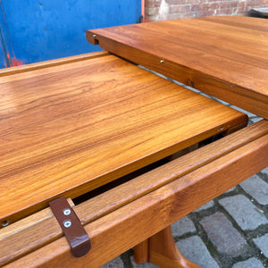 Ausziehbarer Esstisch Teak mit integriertem Fach für Platten