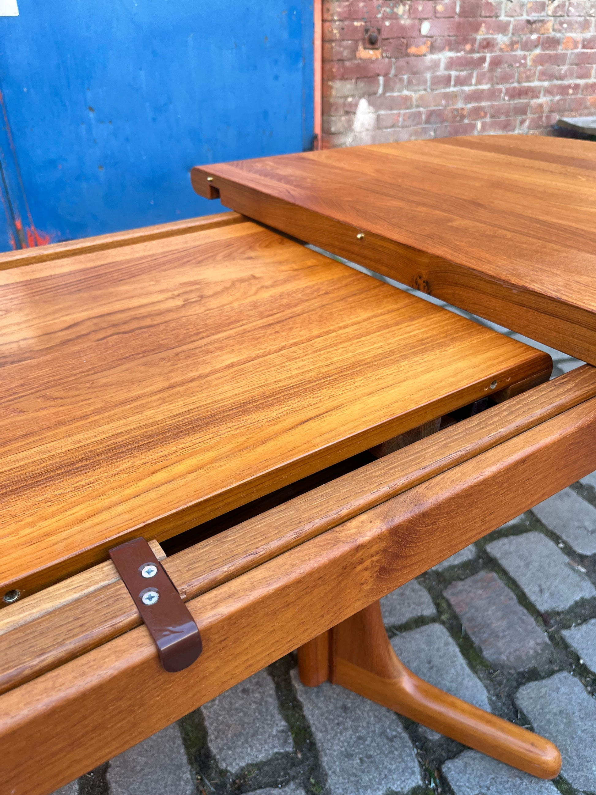 Ausziehbarer Esstisch Teak mit integriertem Fach für Platten