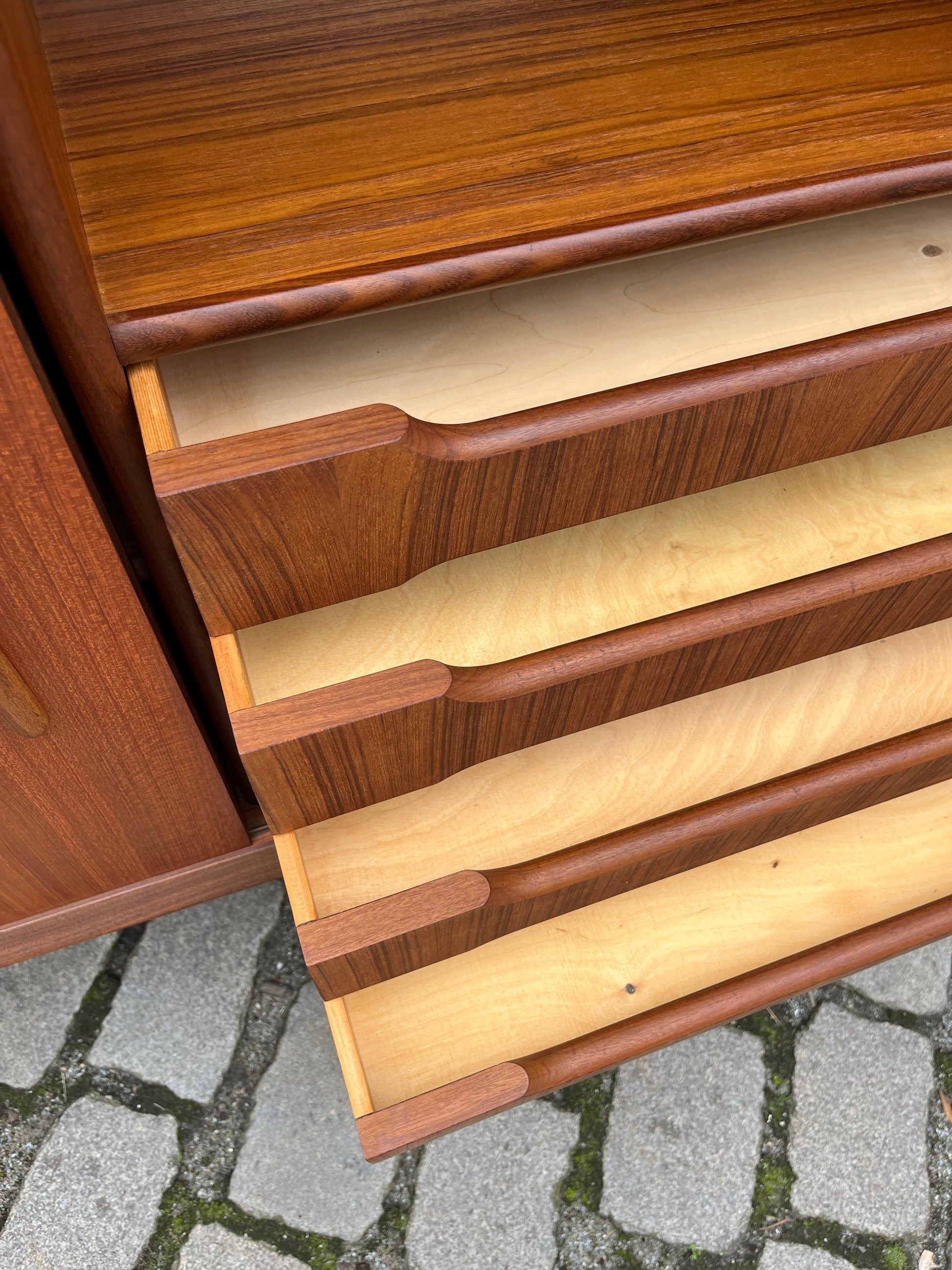 Highboard Teak mit schrägen Griffen aus Dänemark