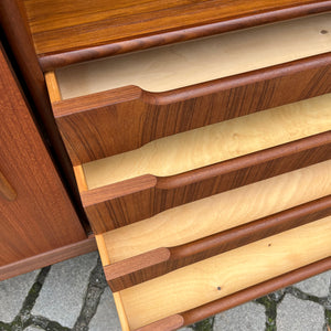 Highboard Teak mit schrägen Griffen aus Dänemark
