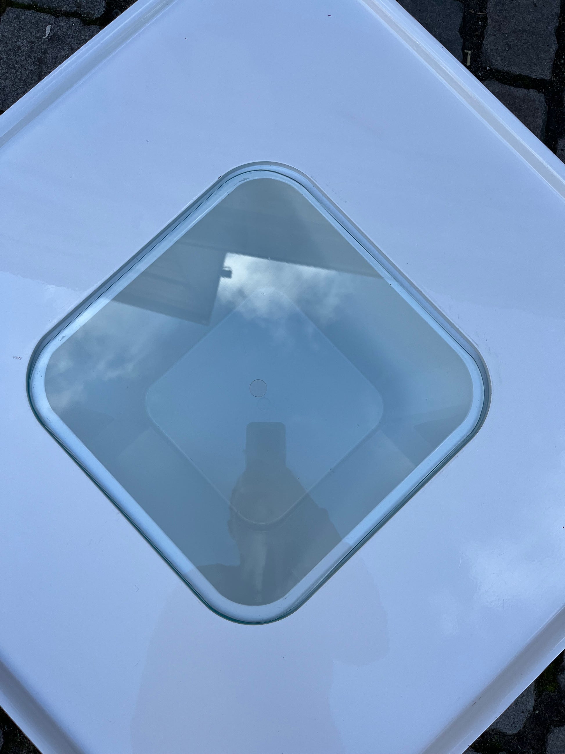 Couchtisch weiß Kunstoff Glas von Peter Ghyczy