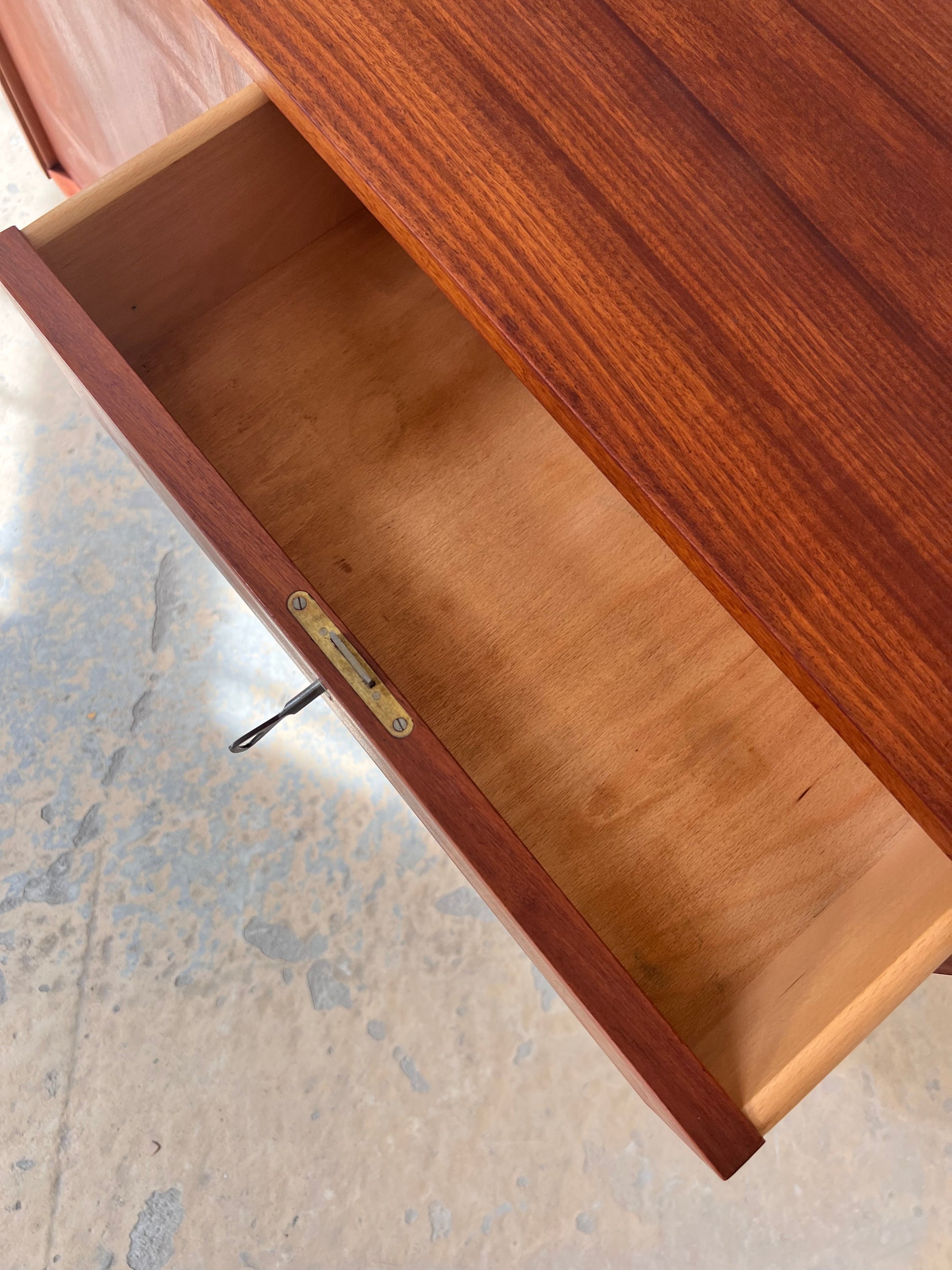 Kommode Teak mit neuen Chromfüßen von Werner Ortlepp