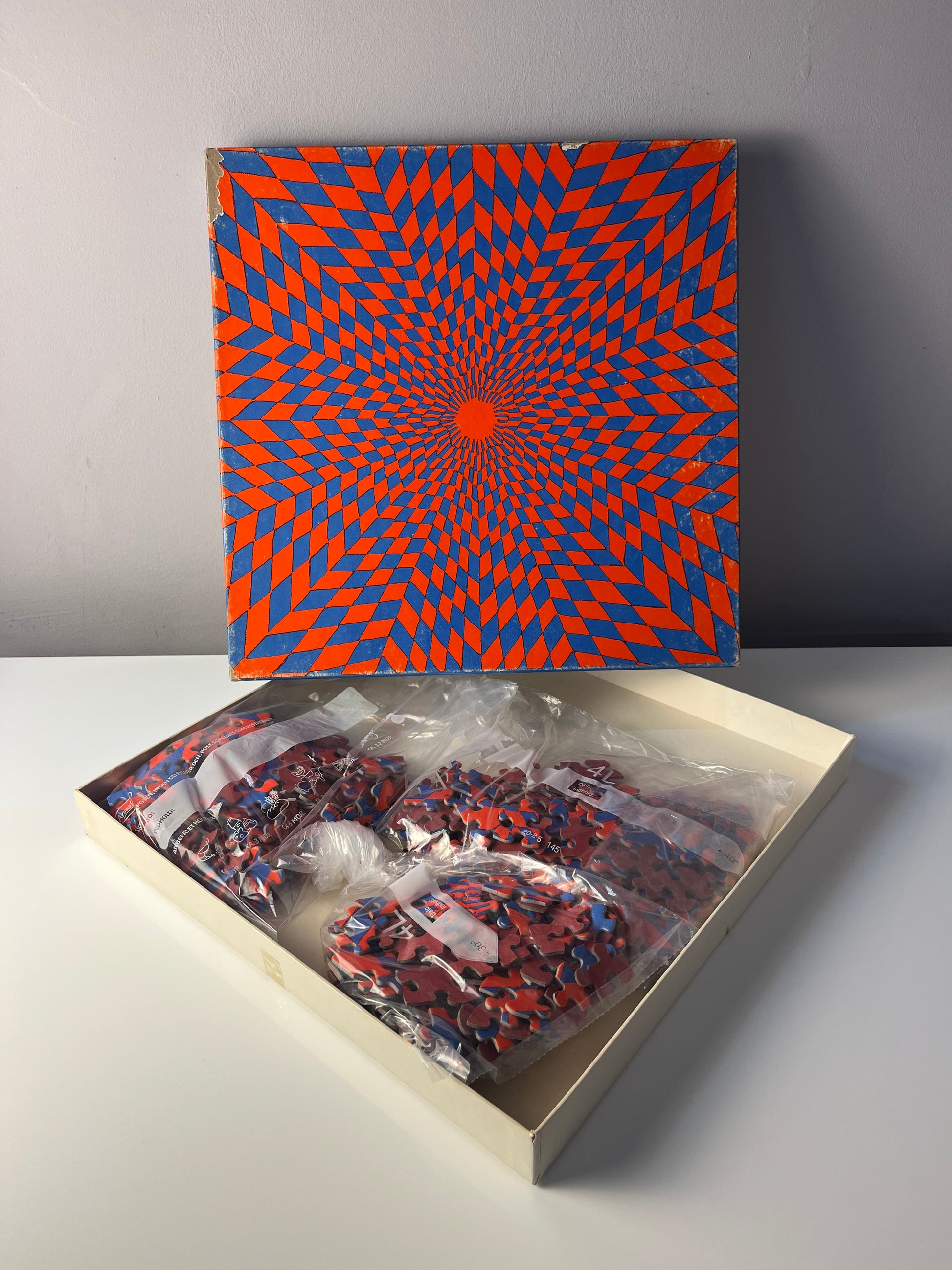 Puzzle "Ambiguous Corolla" rot blau von Claudia Carrel für Springbok Editions