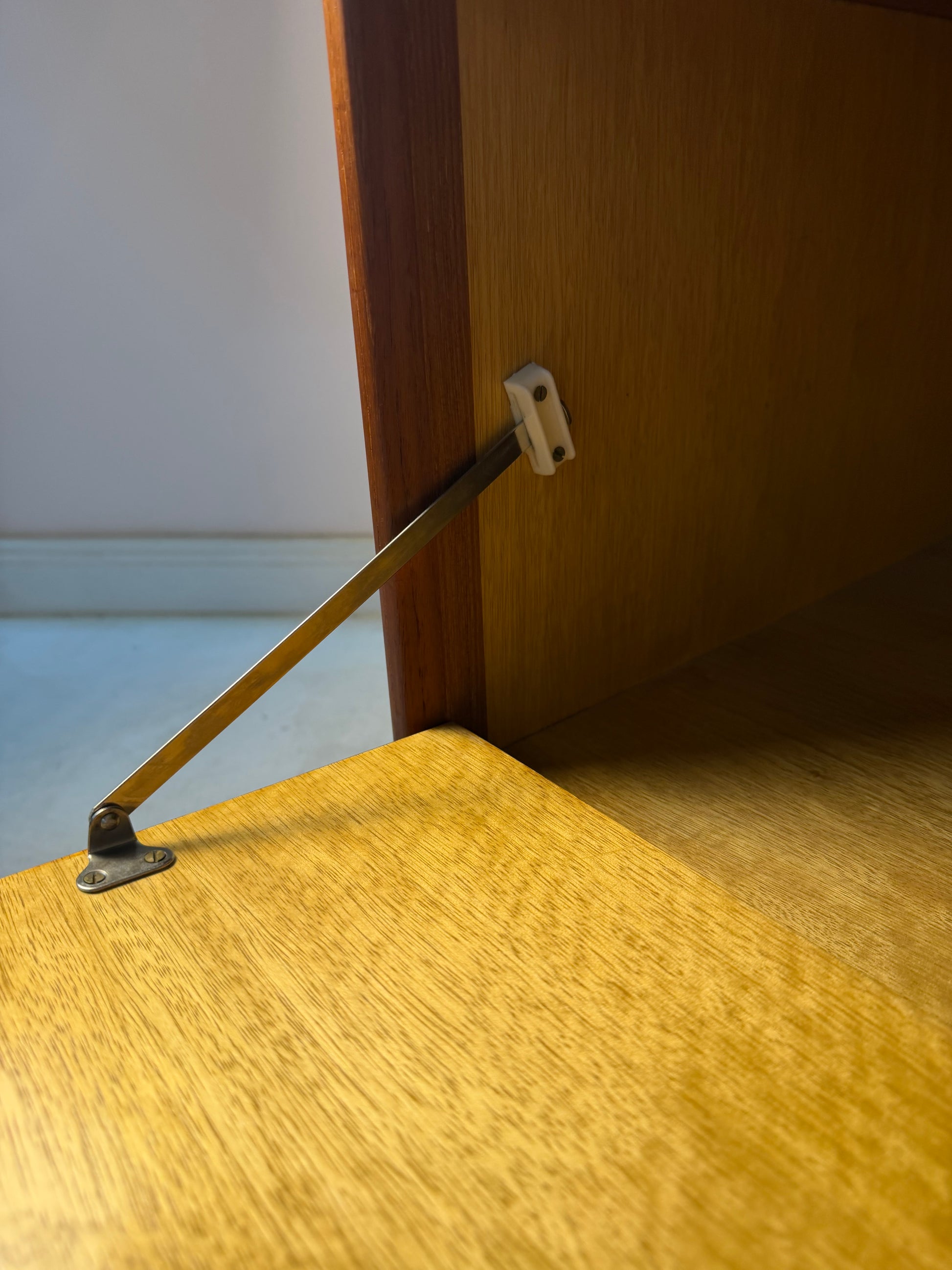 Kleines Lowboard Teak mit neuen Füßen von Riestenpatt