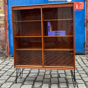 Vitrine Teak mit Hairpin Legs