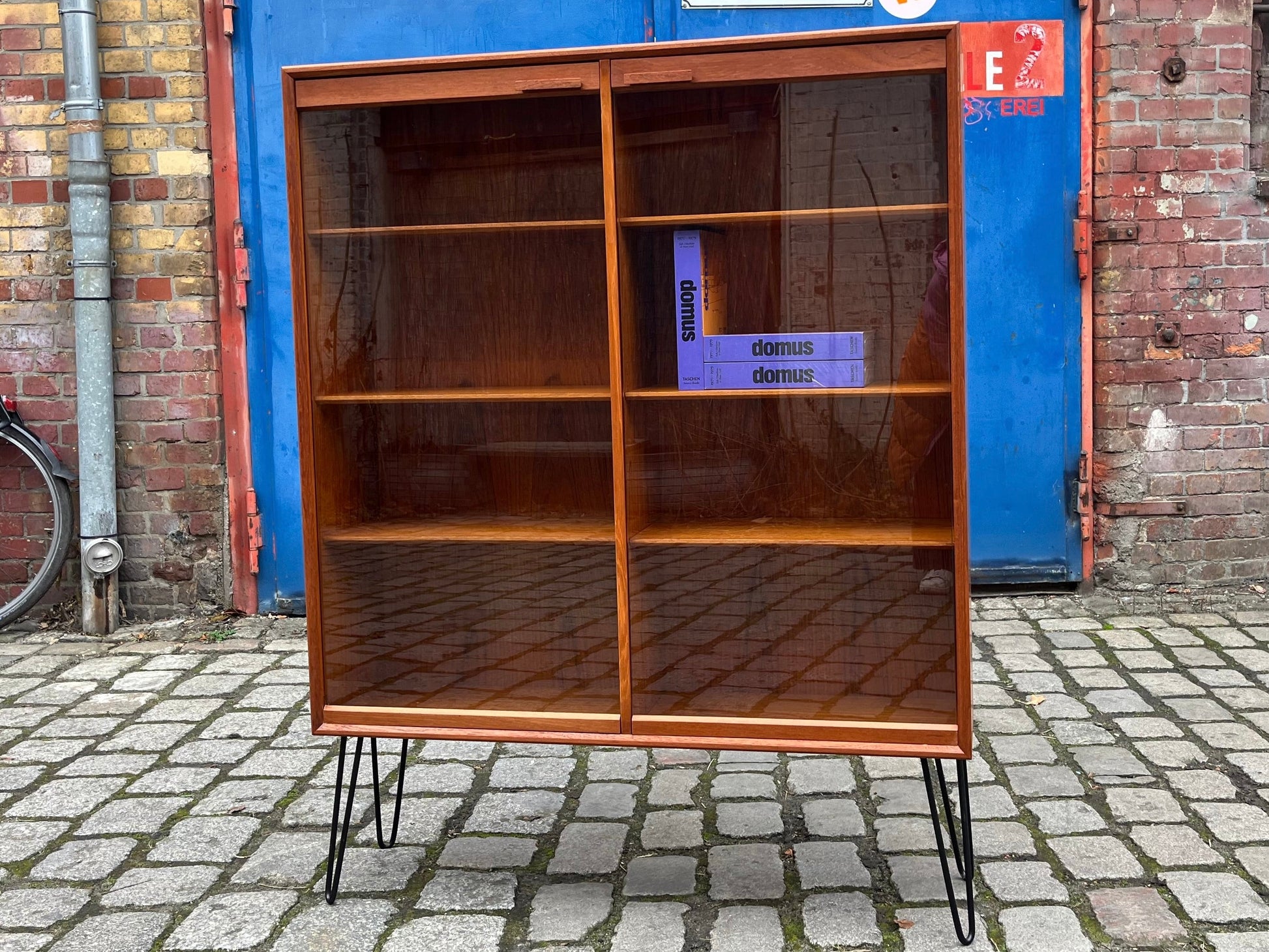Vitrine Teak mit Hairpin Legs