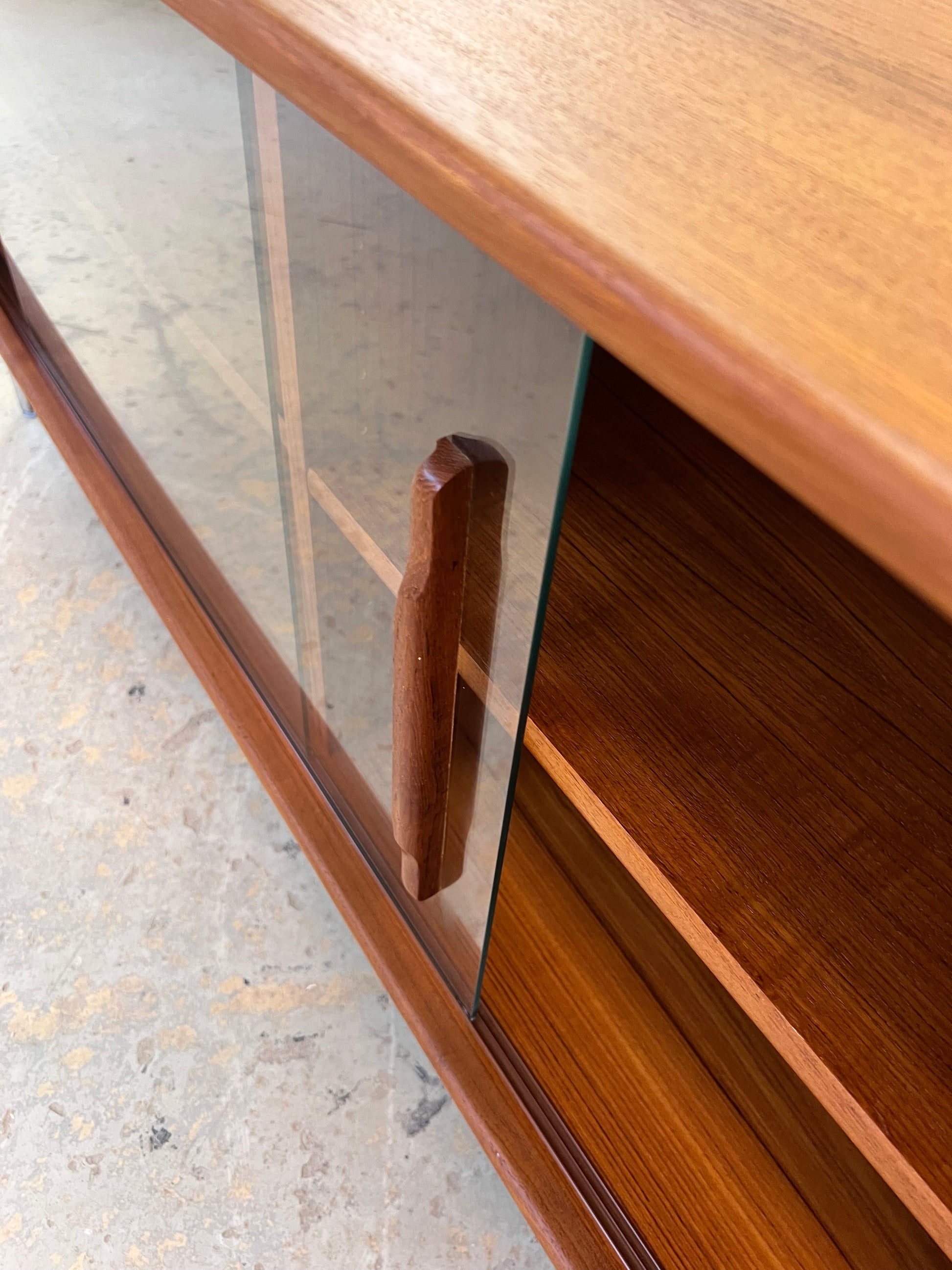 Sideboard Vitrine Teak mit Chromfüßen von Dyrlund