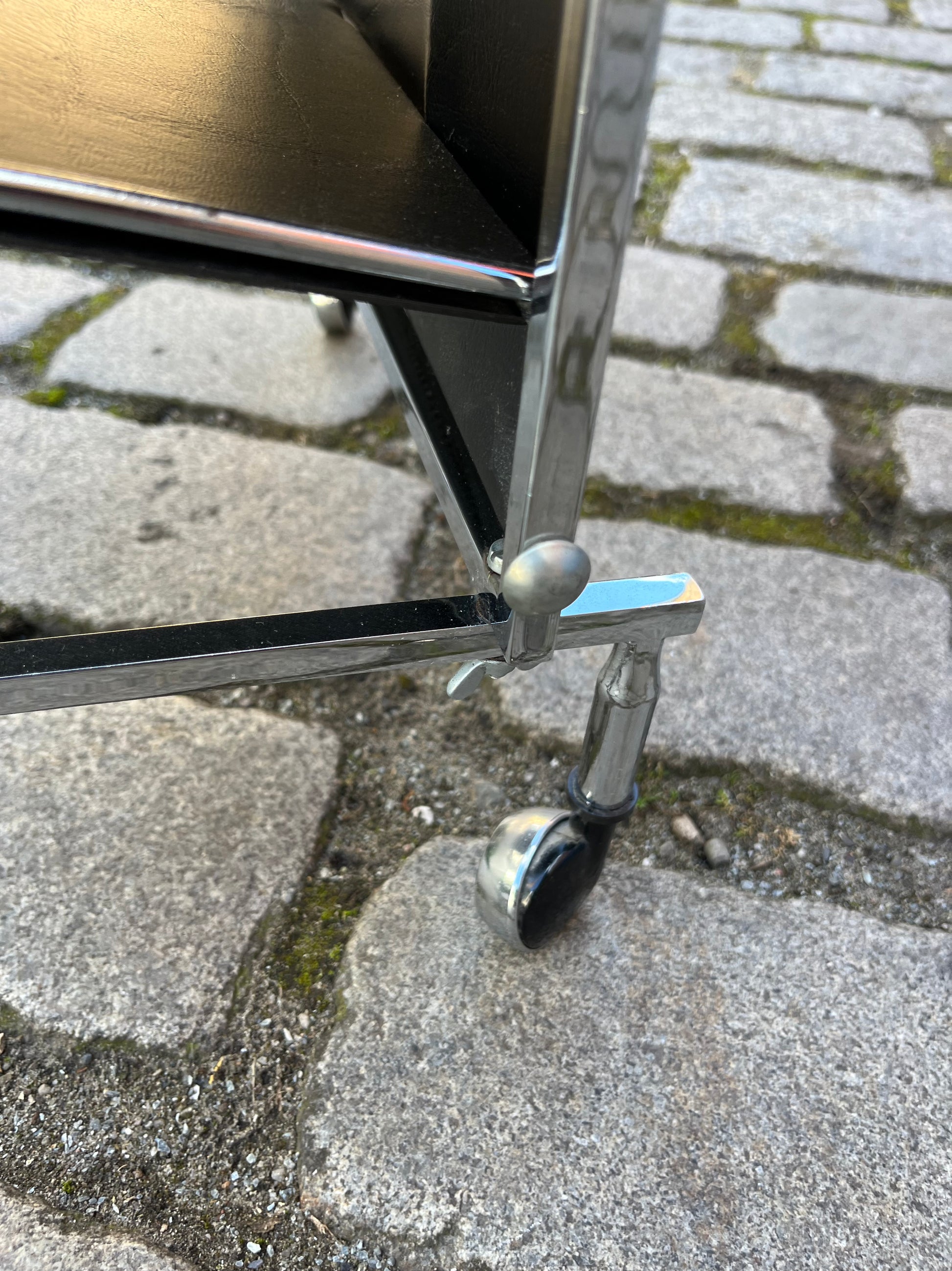 Zeitungsständer schwarz Chrom