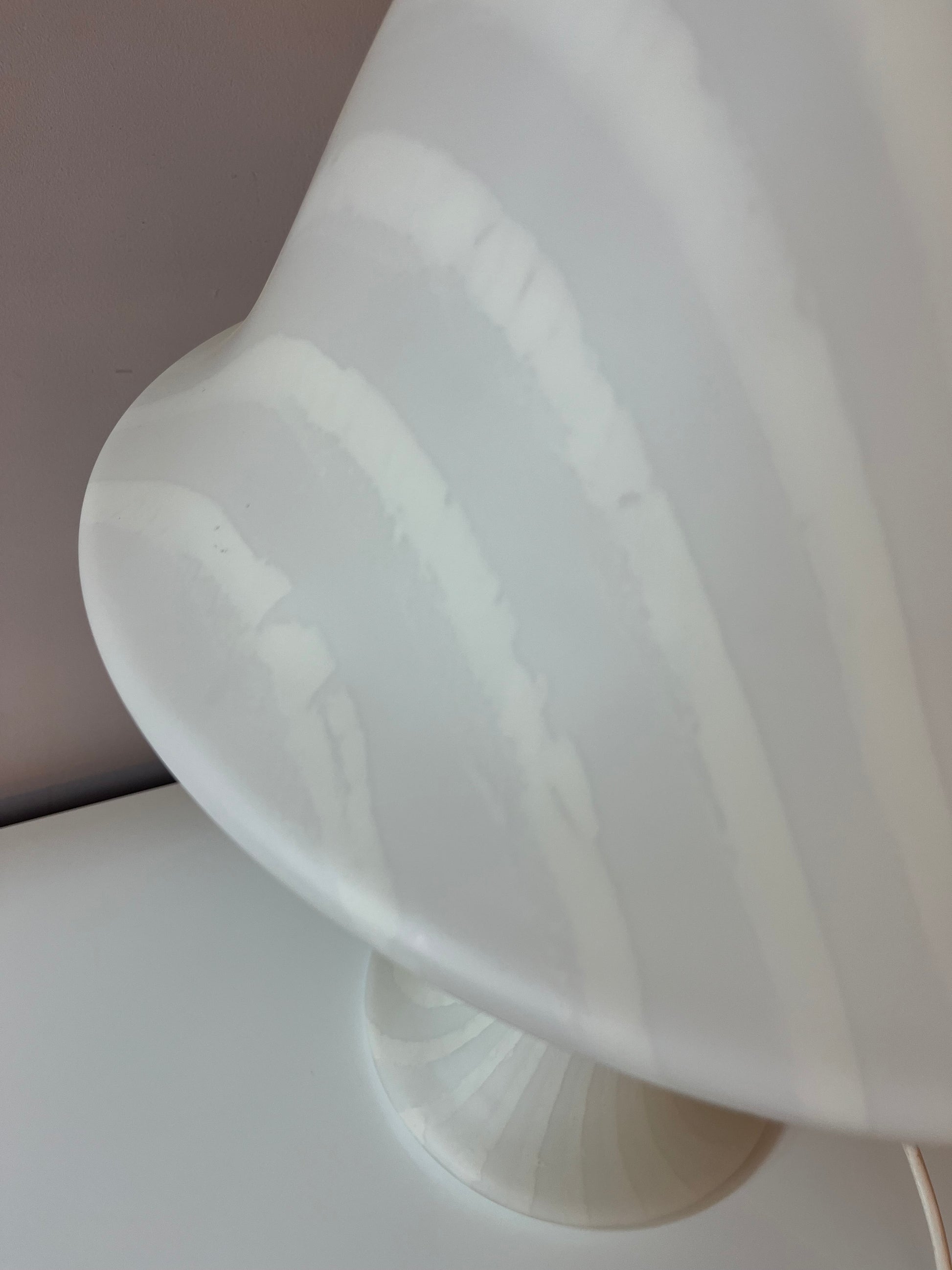 Pilzlampe weiß mit Zebramuster von Peill & Putzler