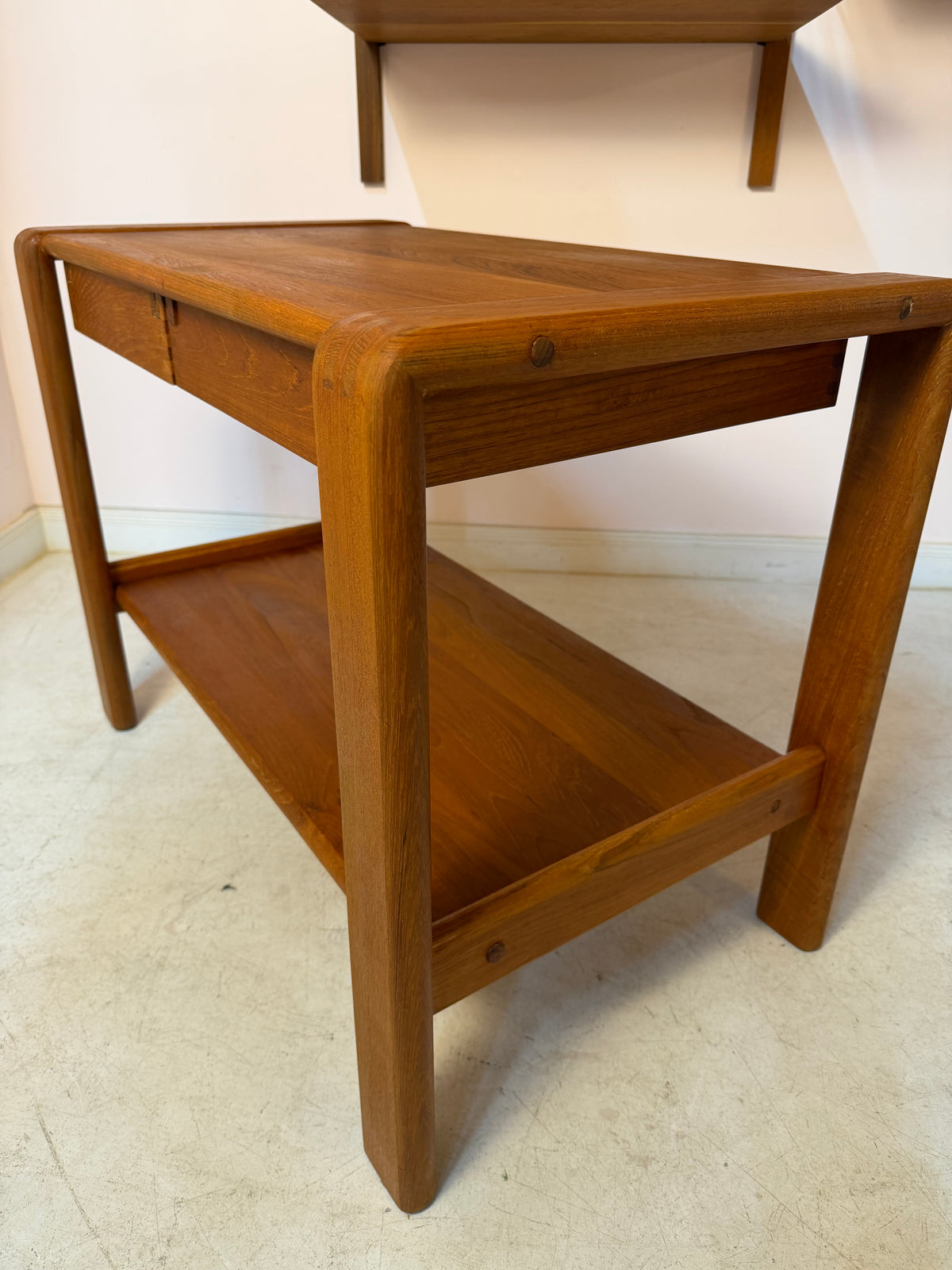 Beistelltisch Teak mit Schubladen & Ablage aus Dänemark