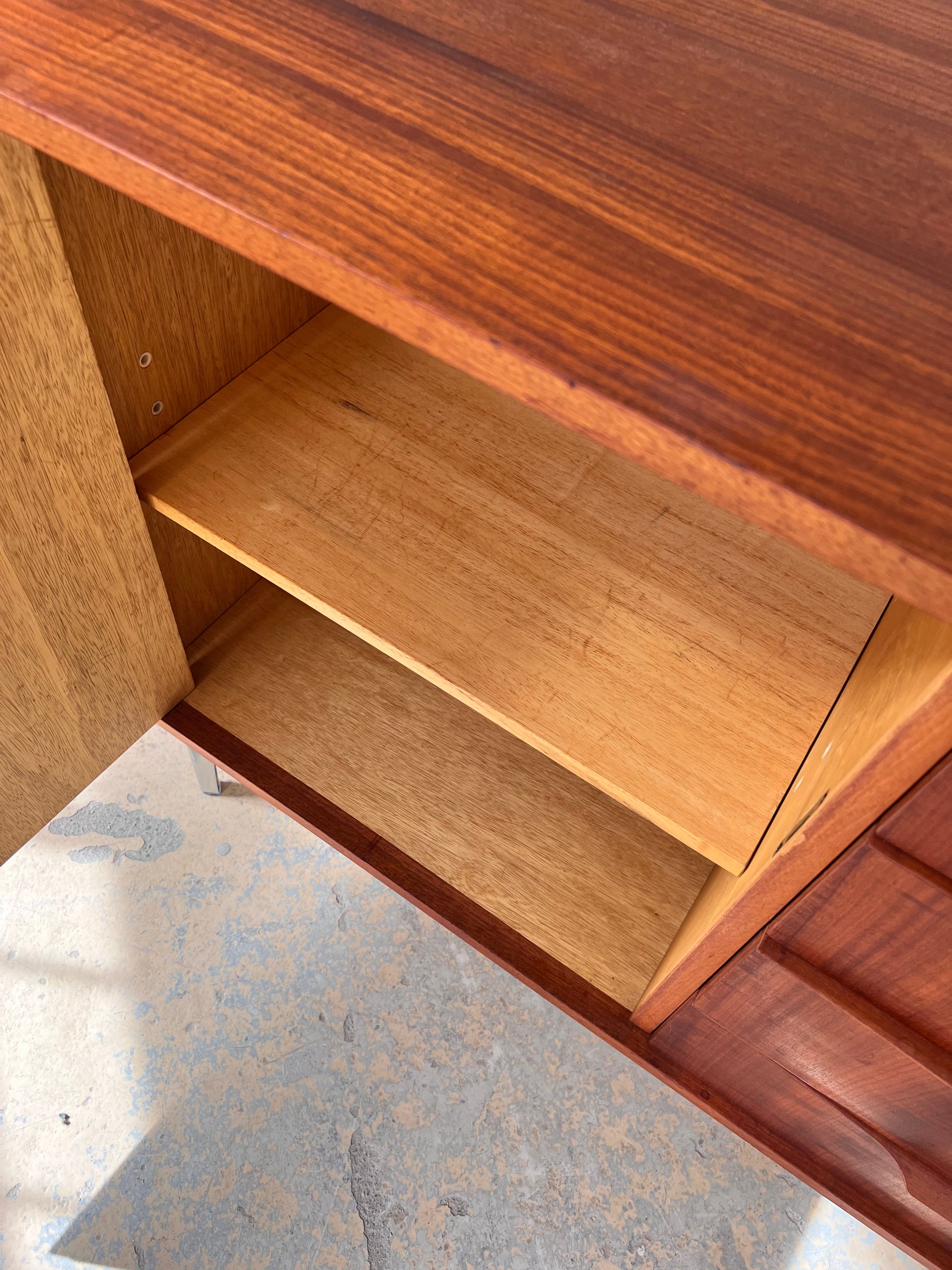 Kommode Teak mit neuen Chromfüßen von Werner Ortlepp